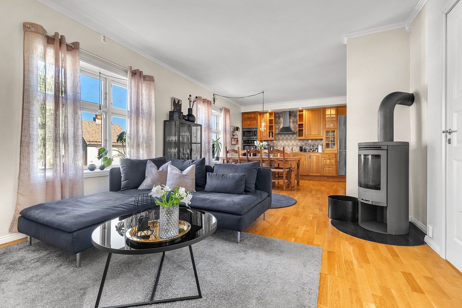 1. etg - Stuen er utstyrt med vedfyring noe som gir varme og en hyggelig atmosfære på kalde dager Galleribilde