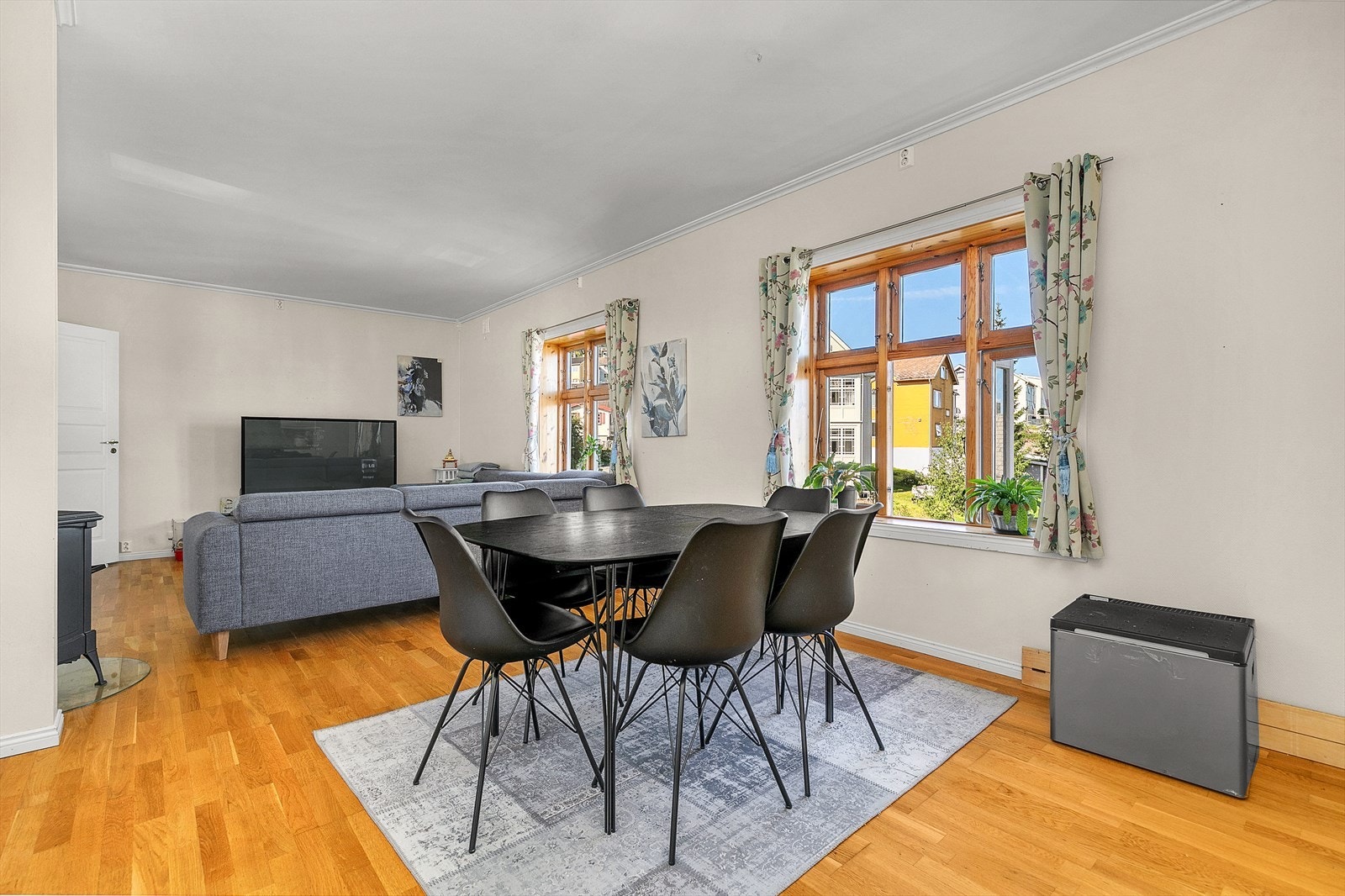 2. etg - Spisestue med store og hyggelige vinduer som slipper inn rikelig med dagslys og skaper en luftig atmosfære Galleribilde