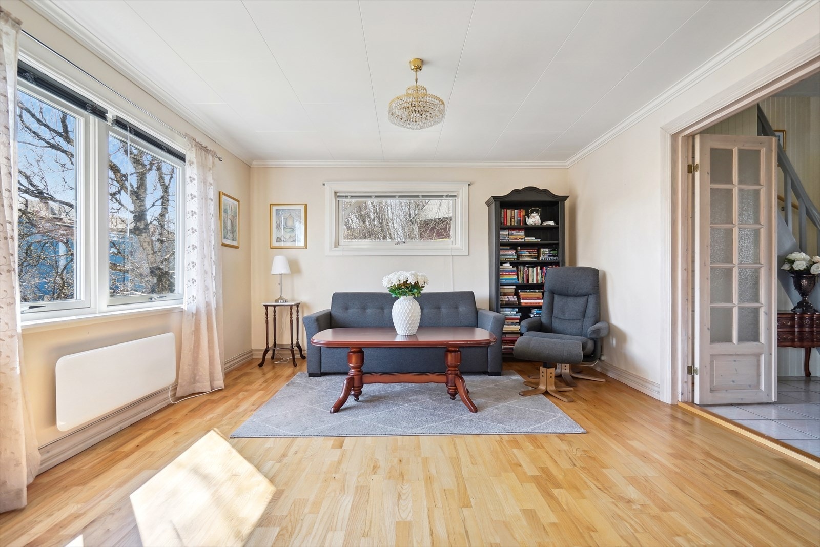 Stue i lyse farger med store vindusflater som gir godt lysinnslipp. Galleribilde