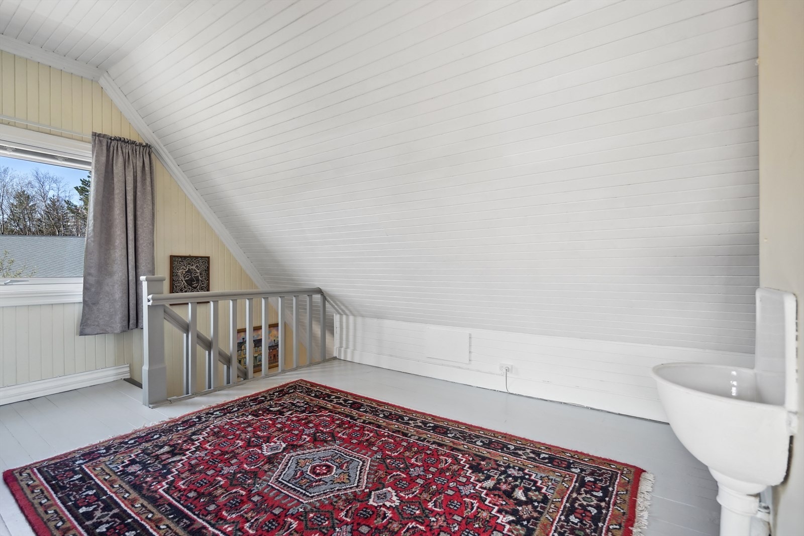 Romslig loftstue/gang i loftsetasjen Galleribilde