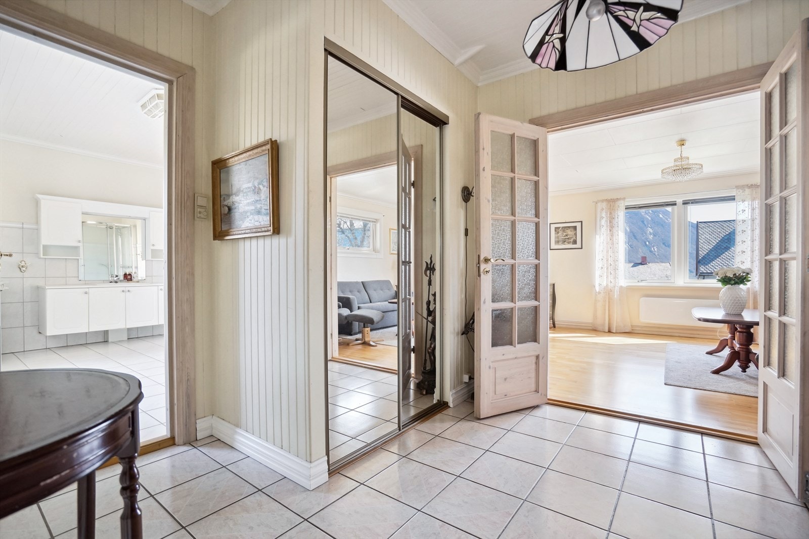 Skyvdørsgarderobe gir god plass til oppbevaring av yttertøy Galleribilde