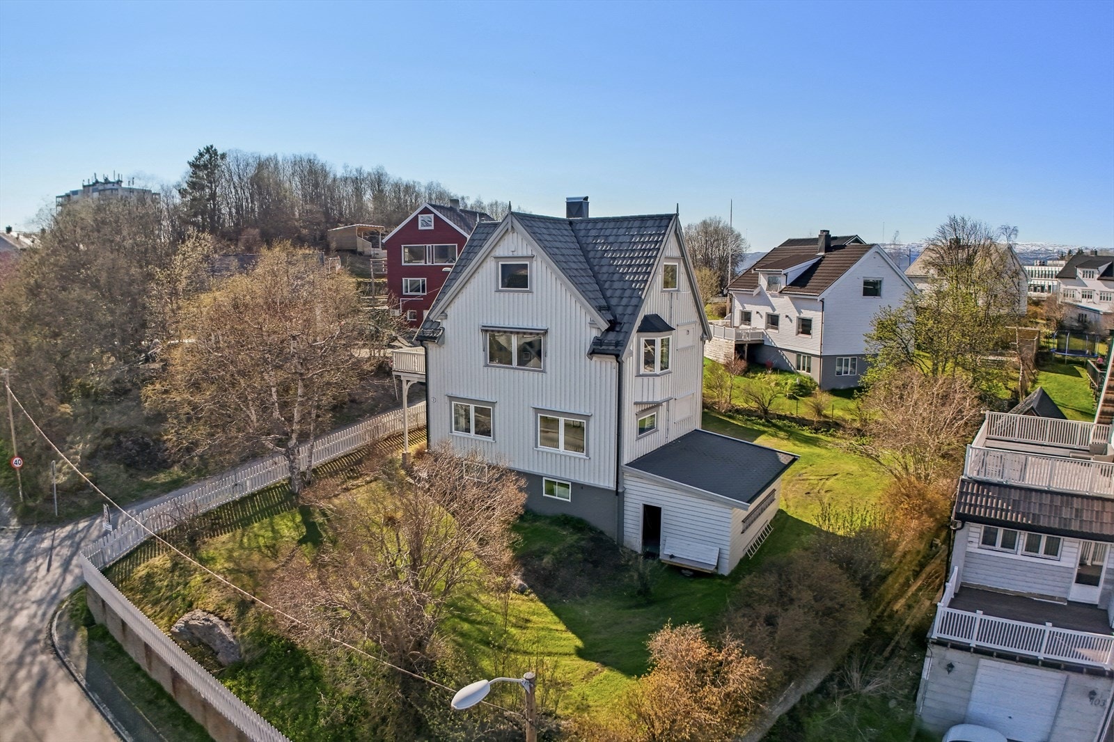 Tomten er opparbeidet med plen, forstøtningsmurer, gruslagt innkjøring og parkering. Galleribilde