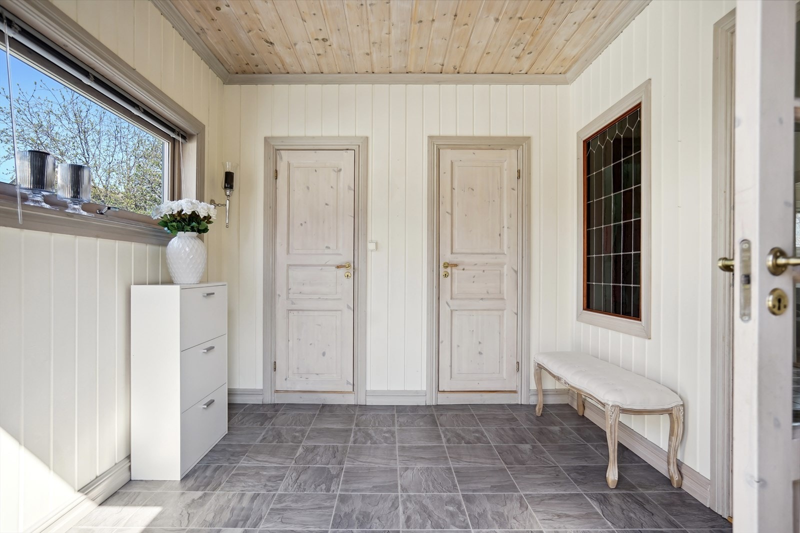 Romslig entré med bodplass Galleribilde