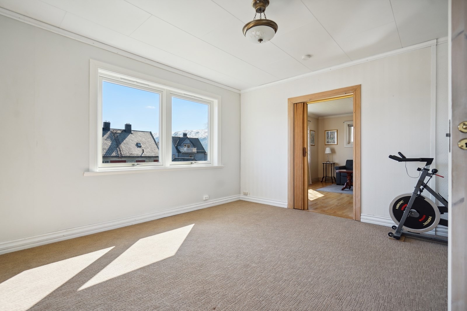 Romslig soverom i 1. etasje Galleribilde