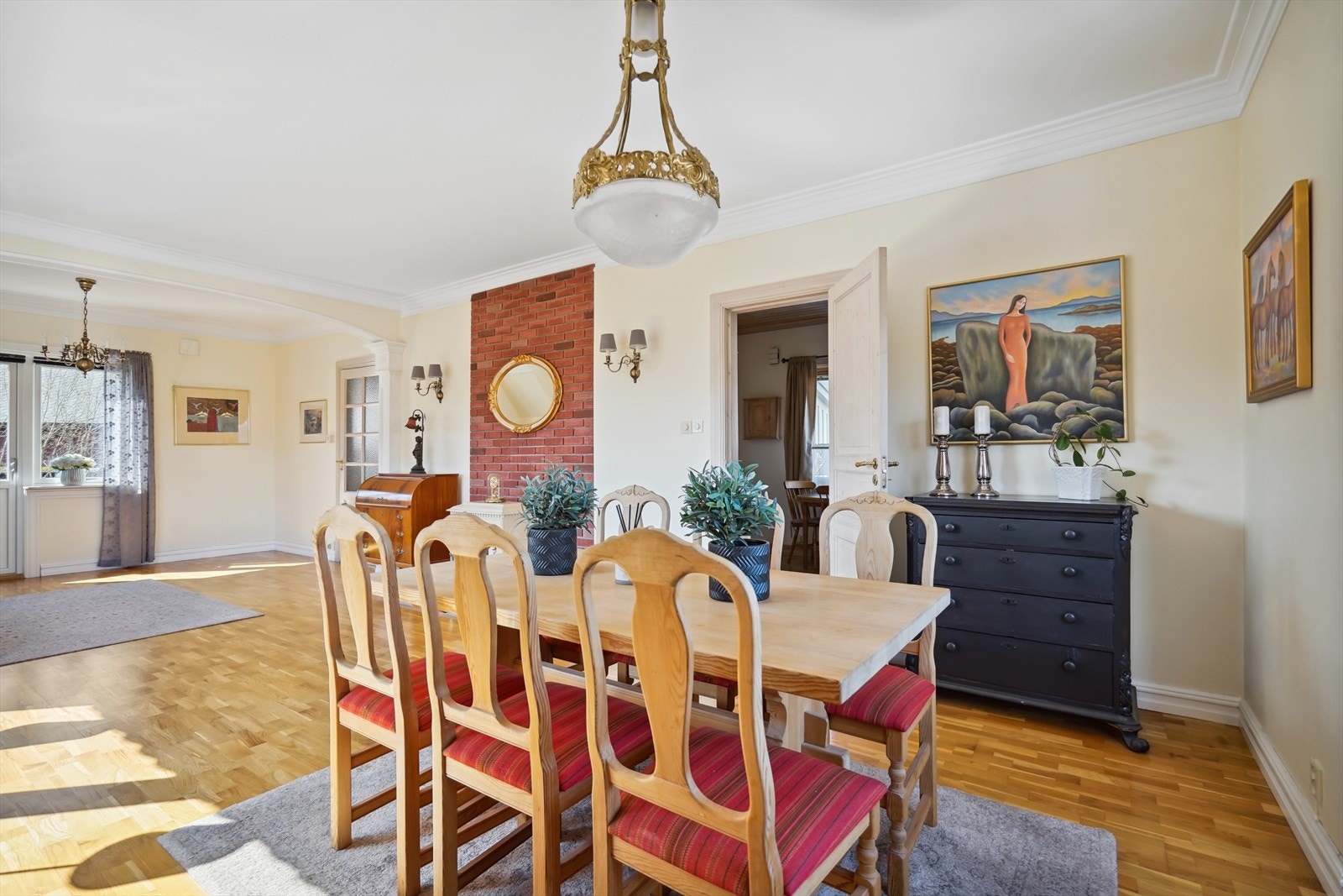 Spisegruppe praktisk plassert i tilknytning til kjøkken - 2. etasje Galleribilde