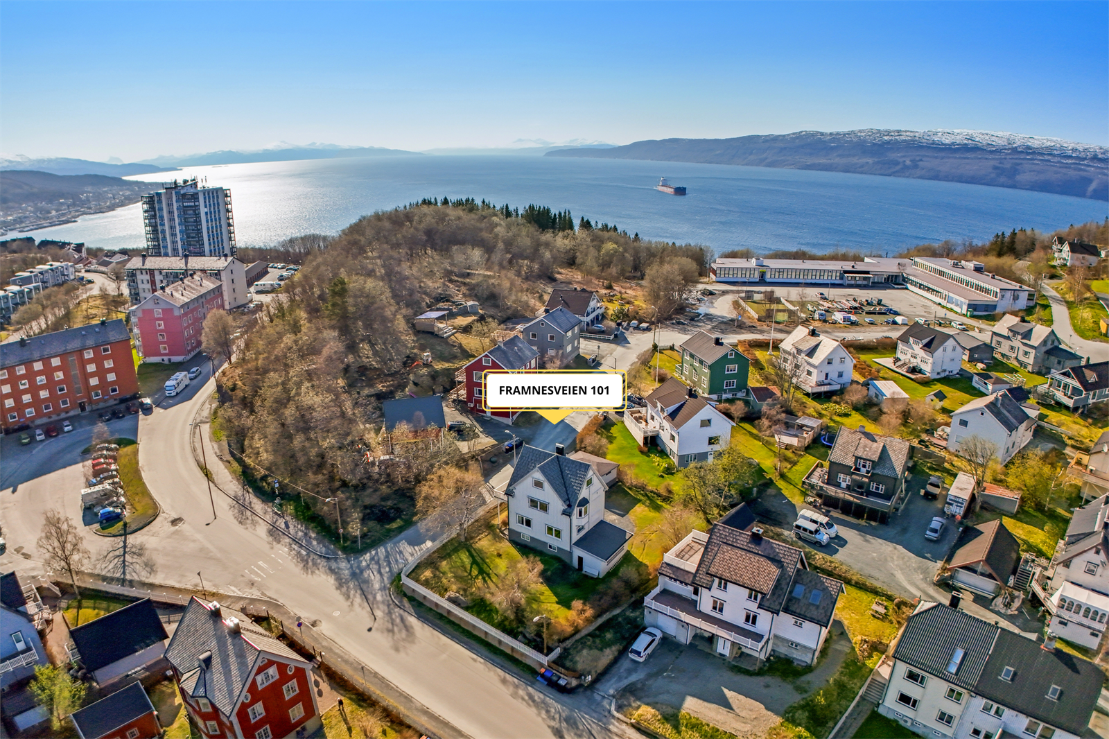 Området byr på en fantastisk utsikt og gode solforhold. Det er gangavstand til sentrum, og i nærheten finner du dagligvarebutikk, barneskole, videregående skole, Narvik Stadion og Idrettens Hus. Galleribilde