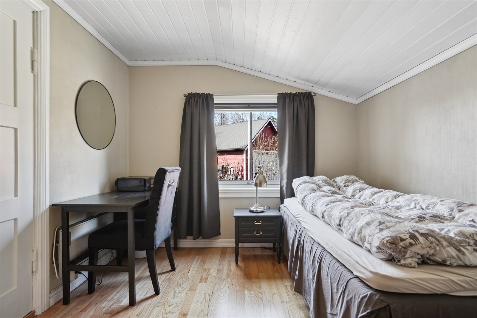 Soverom i 2.etasje har god plass til soveromsmøbler Galleribilde