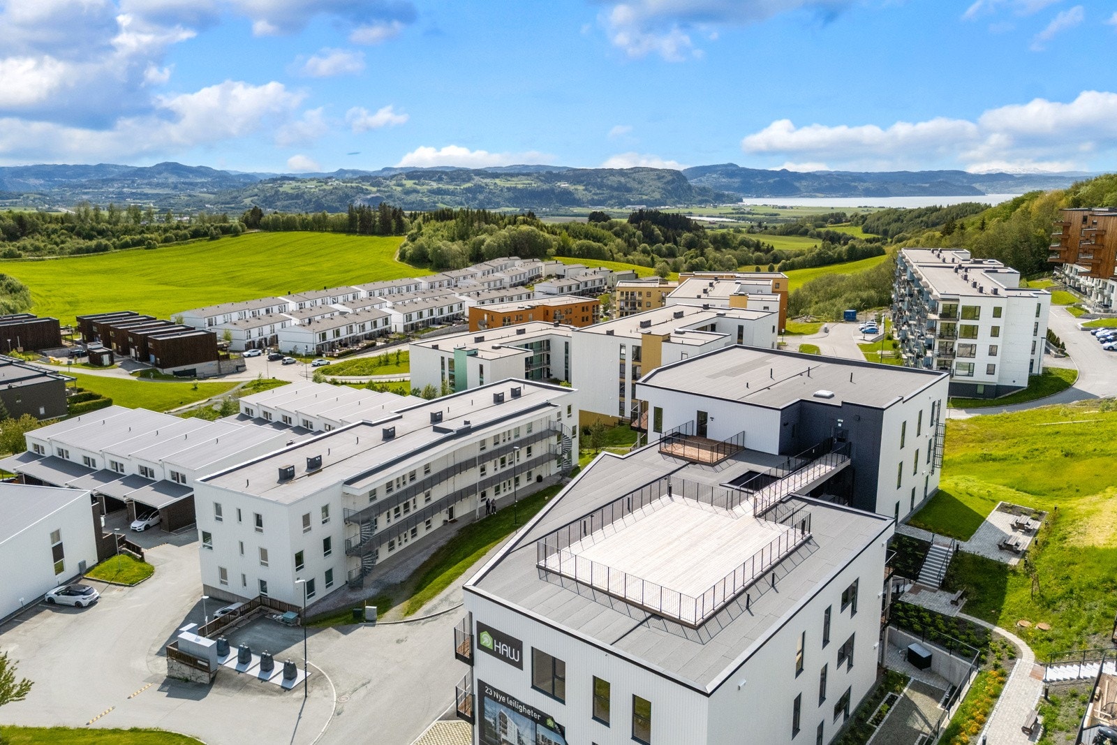 Pent opparbeidet fellestomt og kvalitet i leveranse hva gjelder både utvendig og innvendig standard. Galleribilde