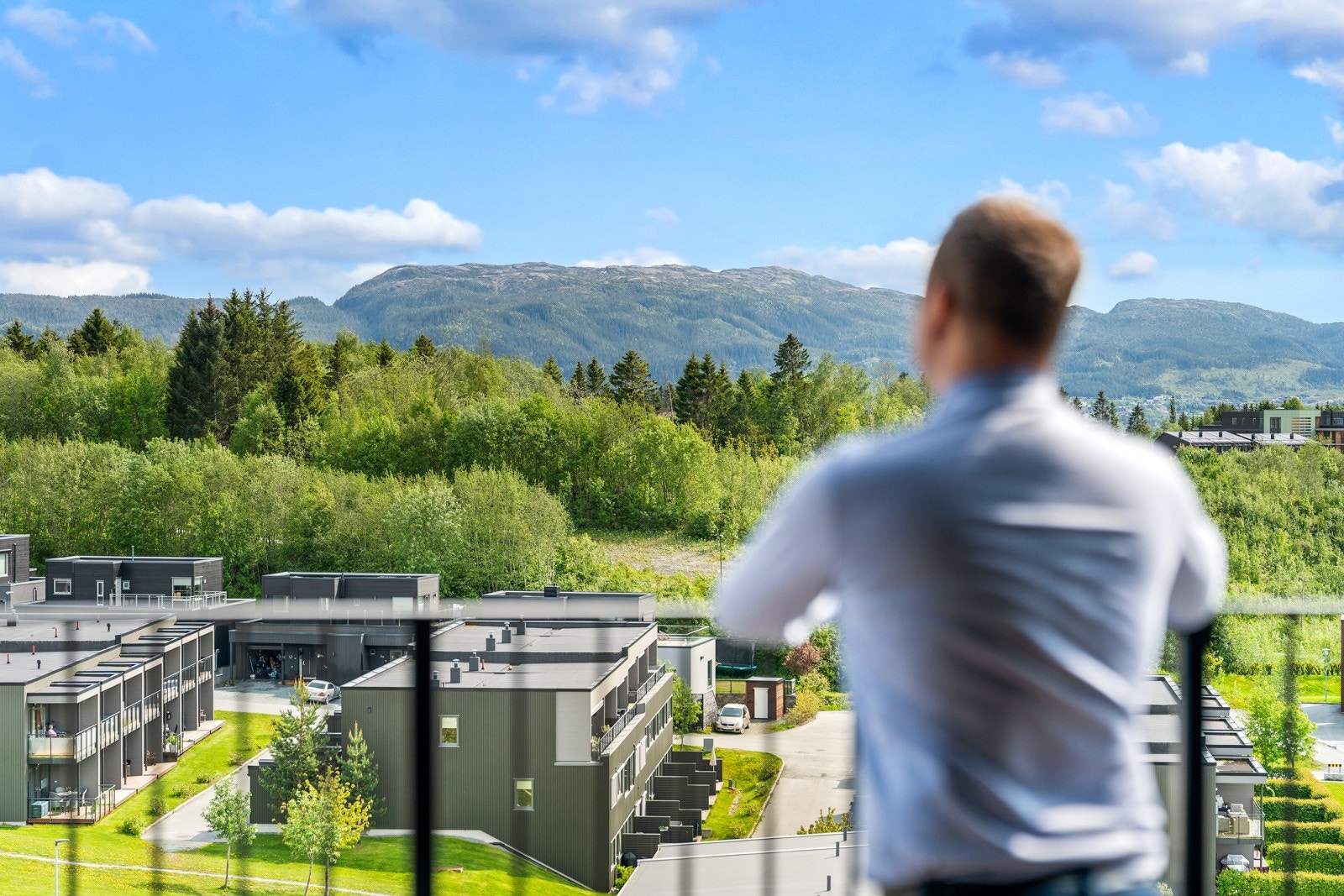Fra balkongen og den private takterrassen kan man nyte gode solforhold og ikke minst en nydelig utsikt. Galleribilde