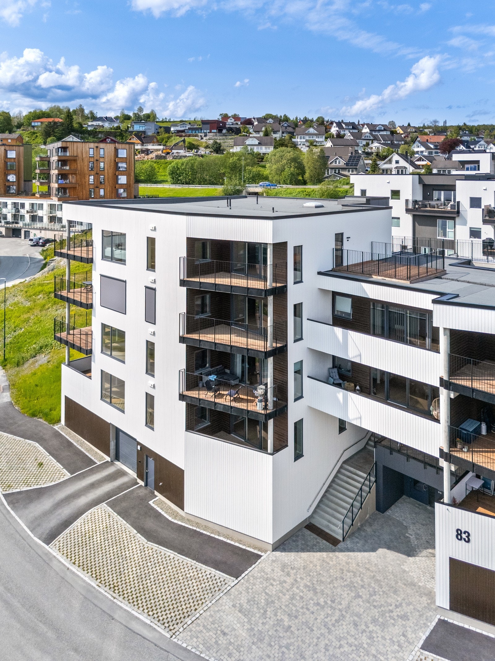 Her bor du en kort kjøretur fra Heimdal sentrum. Gangavstand til nærmeste bussholdeplass med hyppige bussavganger. Galleribilde