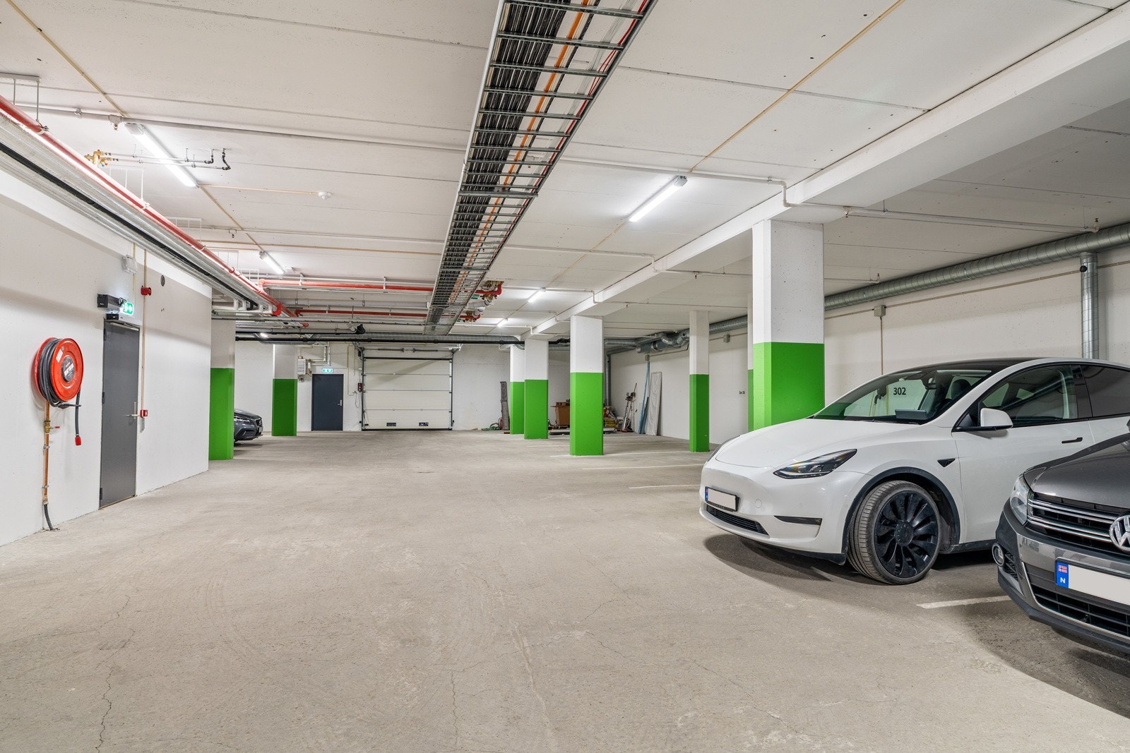 Parkeringsplass i garasje tilrettelagt for etablering av elbillader. Galleribilde