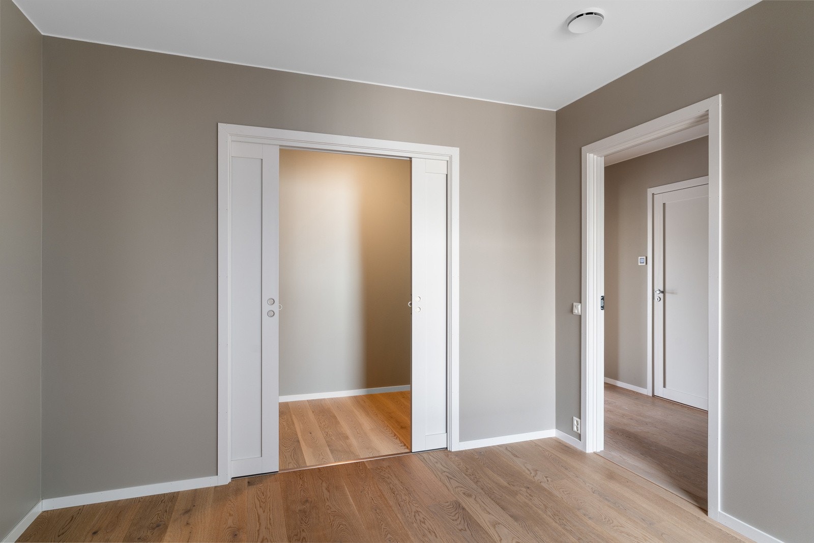 Hovedsoverom på hele 11 m2. I tilknytning til soverommet har man egen bod/garderoberom på ca 4,9m2. Galleribilde