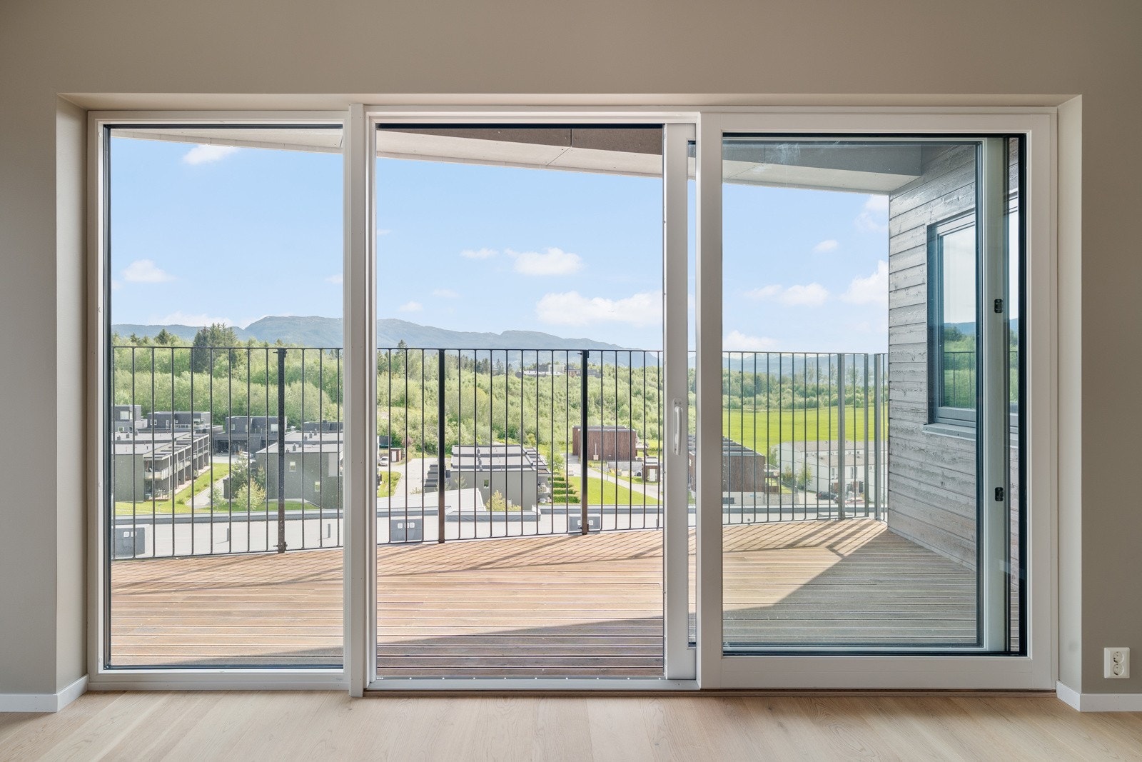 Store glassflater sikrer god utsikt fra rommet. Galleribilde