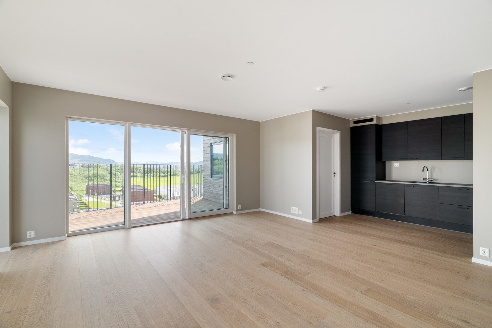 Stuens utforming gir gode møbleringsmuligheter for spisestue, sofa og sittegruppe. Galleribilde