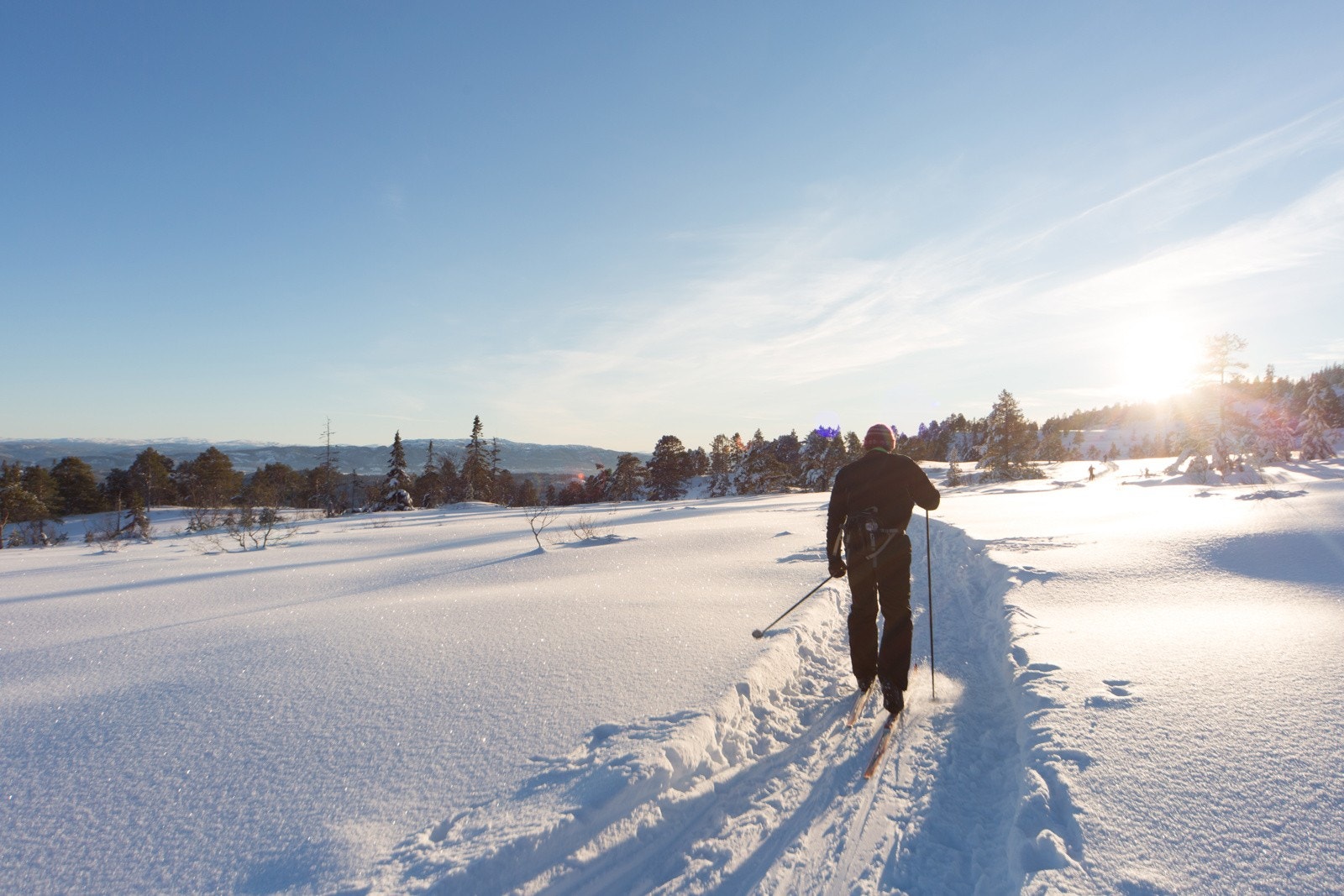 Fra leiligheten tar du deg enkelt opp i bymarka. Her har du preparerte skiløyper om vinteren og flott tur og sykkelstier om sommeren. Galleribilde