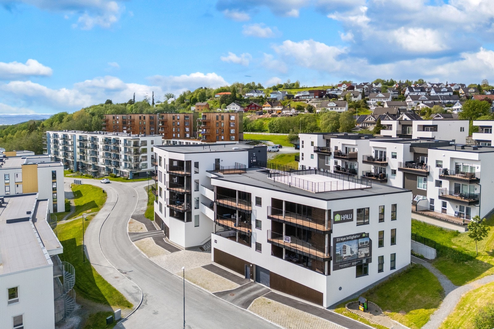 Boligen ligger idyllisk til helt på toppen av bygget som byr på fantastiske utsikt og solforhold. Galleribilde