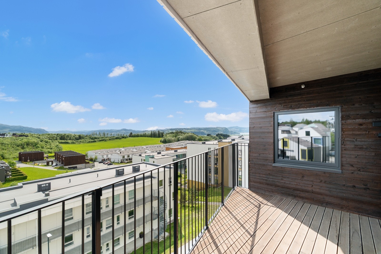 Herlig overbygget balkong som fungerer som en naturlig forlengelse av leiligheten. Galleribilde