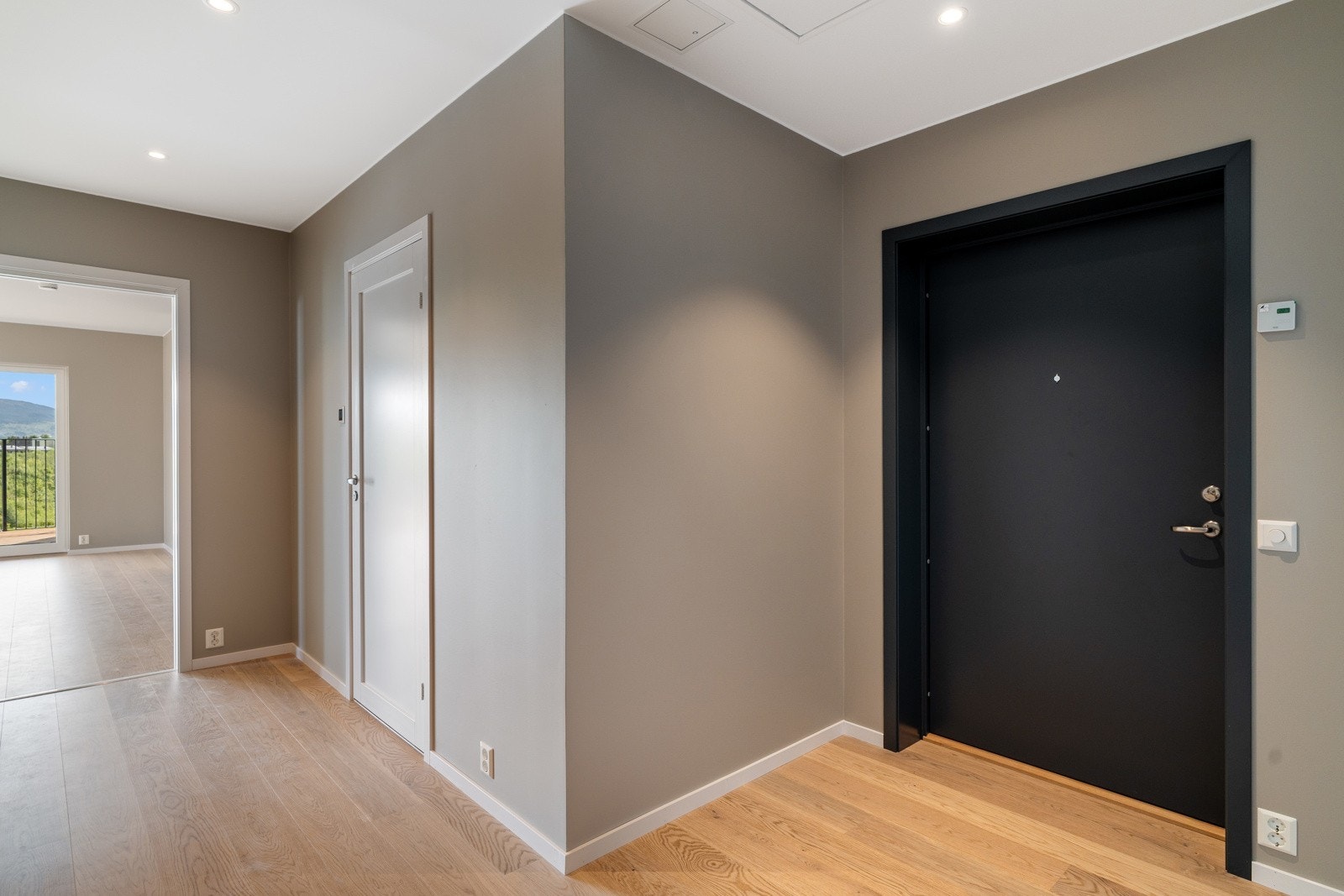 Romslig entré med god plass for sko og klesavheng. Galleribilde