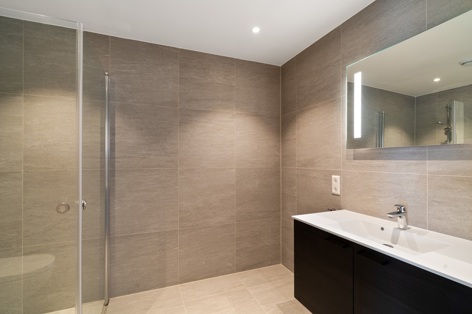 Lekkert baderom med moderne fargevalg i fliser. Behagelig varme i gulv. Galleribilde