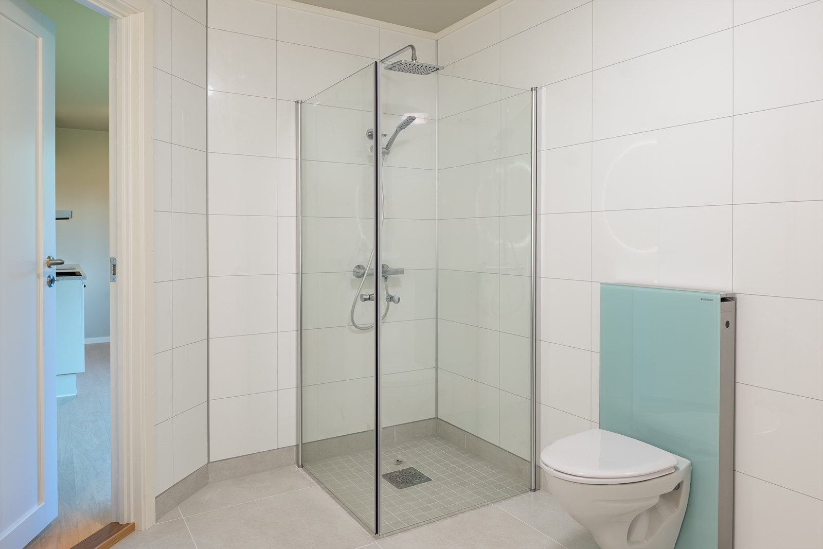 Her får du opplegg for vaskemaskin, vegghengt toalett, varmekabler i gulv og praktisk dusjhjørne. Galleribilde