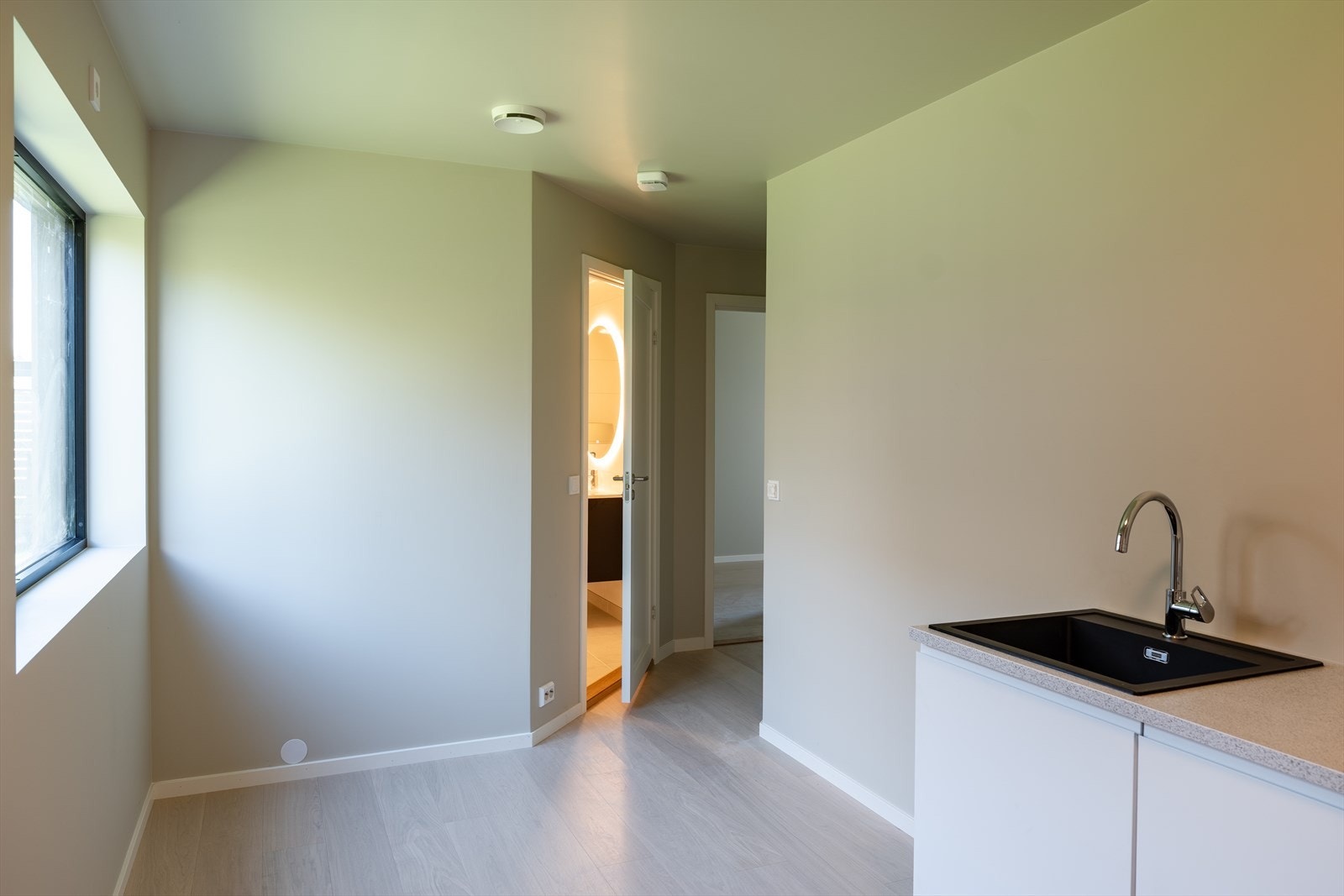 Hybelen er målt til totalt 28 m², perfekt for en student/enslig leietaker. Galleribilde