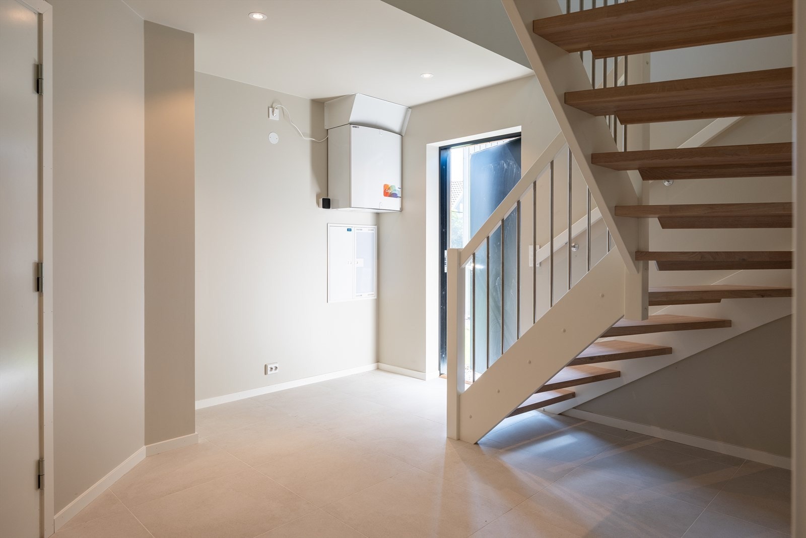 Fra inngangspartiet trer du inn i en romslig entré med god plass til sko og yttertøy. Galleribilde