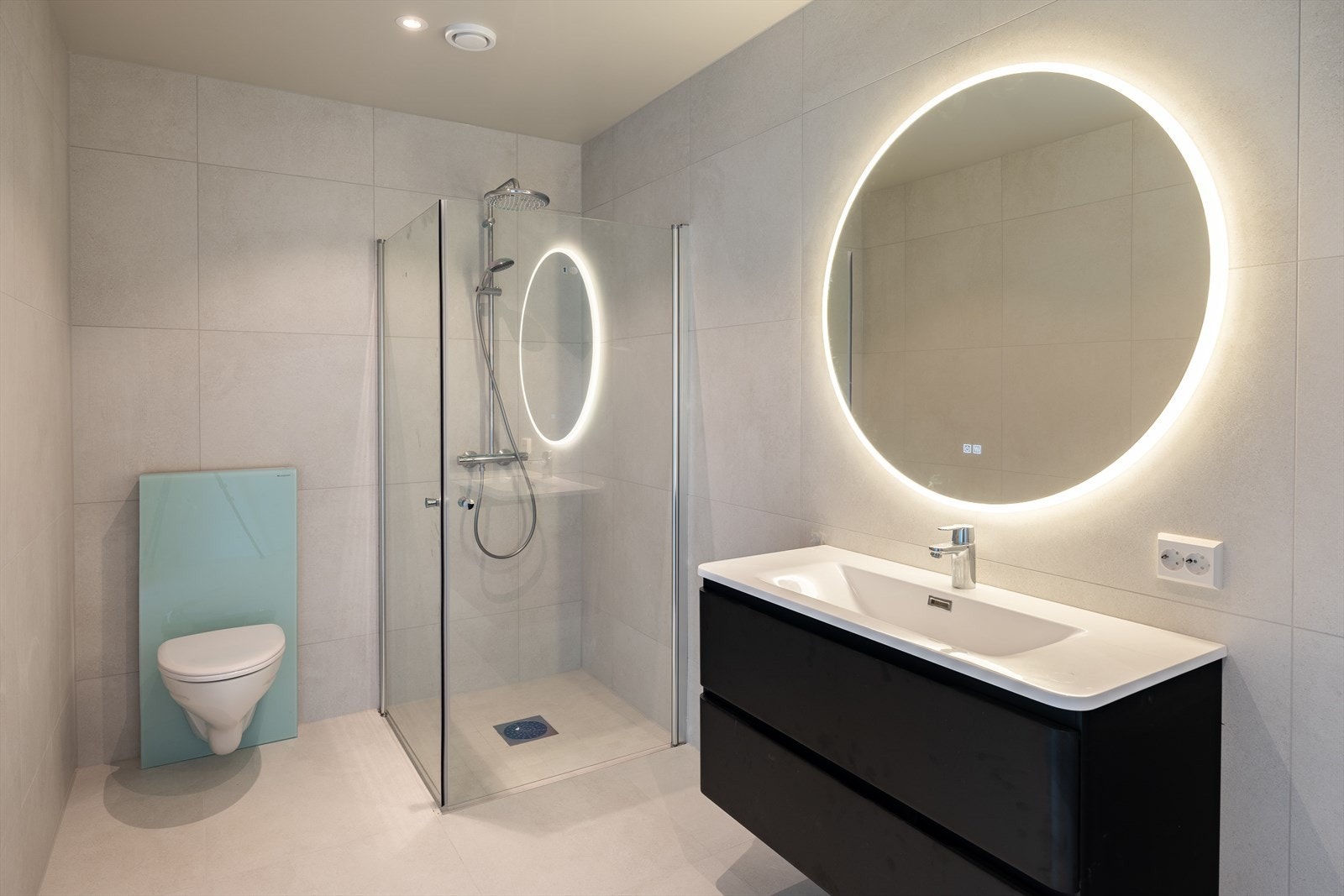 Her får du et pent, flislagt bad med flott innredning fra JKE og 60 x 60 cm fliser på både vegger og gulv. Galleribilde