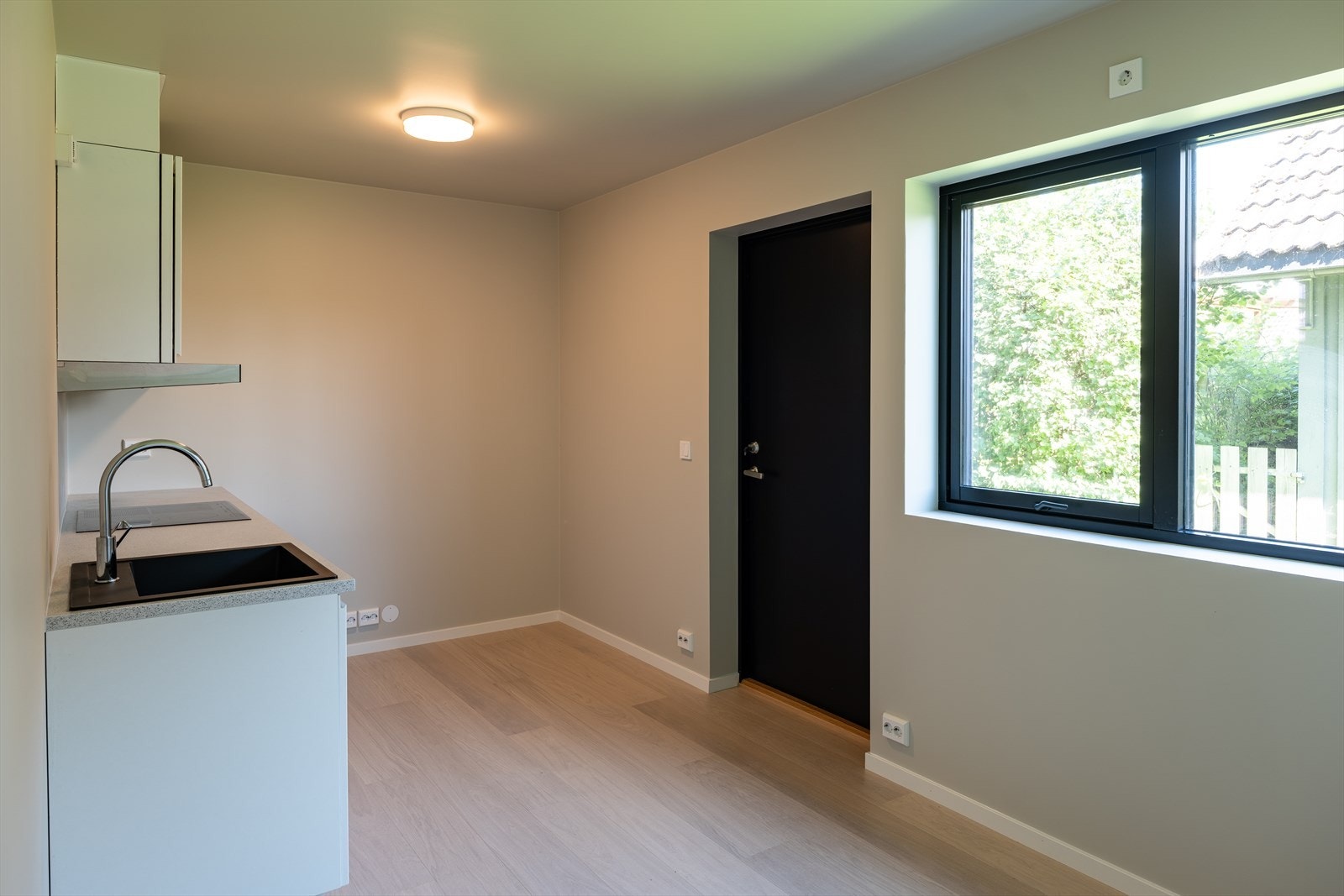 Her får du også en fullverdig hybel, komplett med kjøkken/oppholdsrom, stort bad og eget soverom. Hybelen har egen inngang, i tillegg til dør inn til hoveddelen. Galleribilde