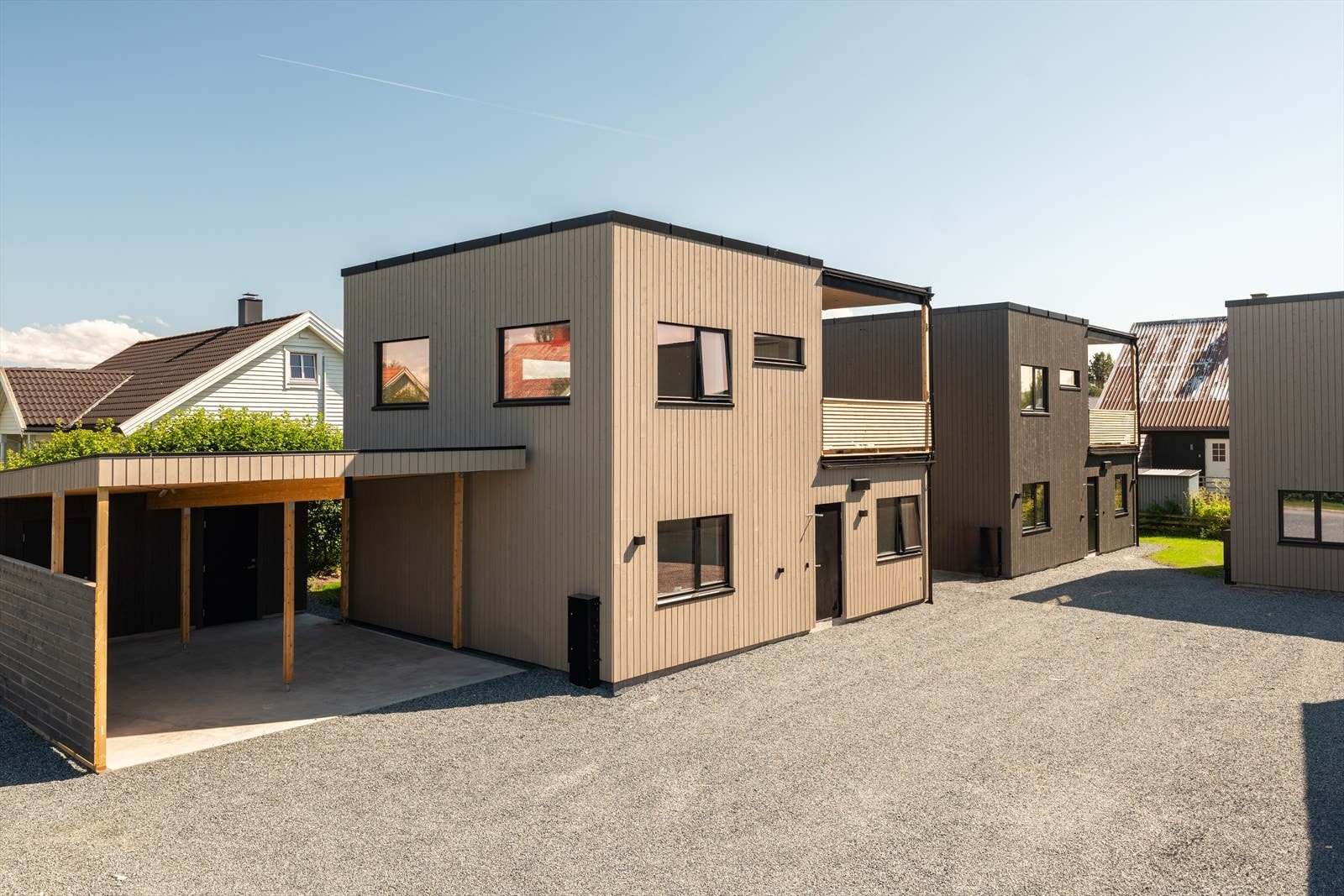 En stor, felles oppstillingsplass foran boligen gir godt med ekstra parkering når du får gjester. Galleribilde