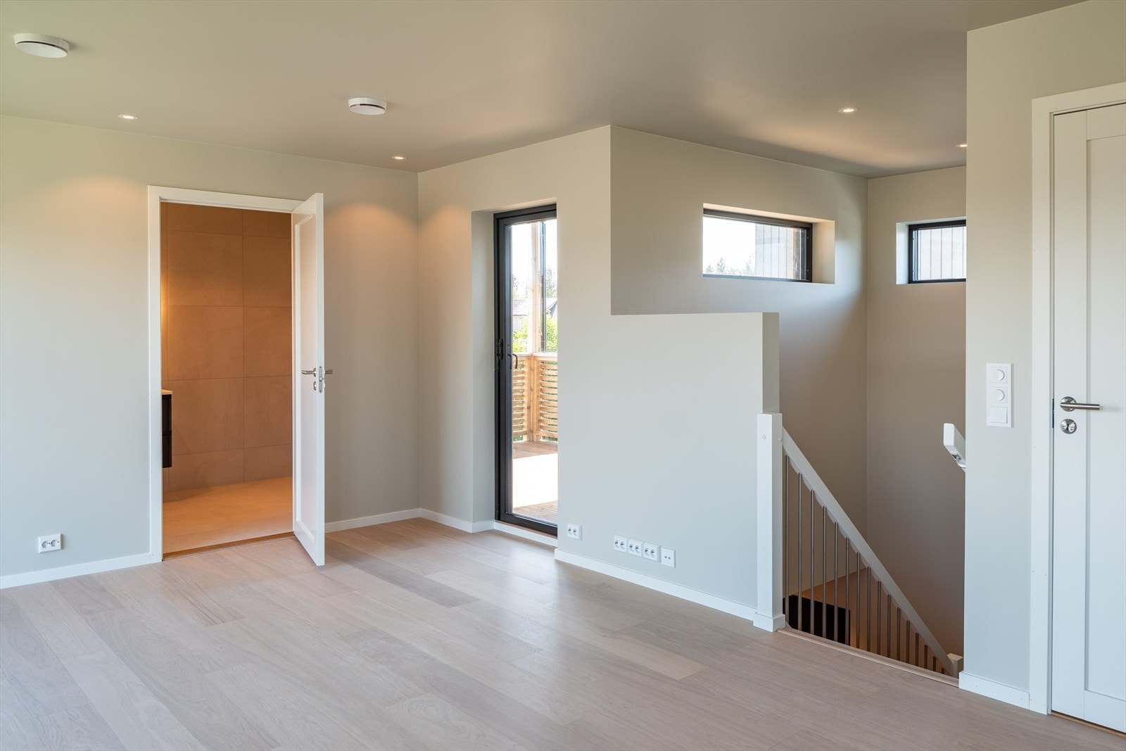 Her får du en særdeles innholdsrik bolig med gjennomtenkte løsninger. Boligen strekker seg over to plan og byr på en romslig stue-/kjøkkenløsning, solrik balkong samt en fullverdig hybel i første etasje. Galleribilde