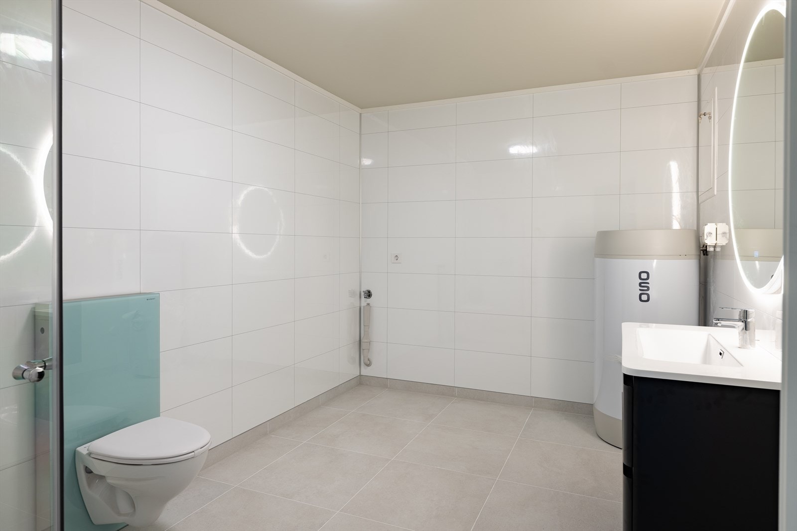 Badet måler hele 9 m² og oppleves som svært romslig. Galleribilde