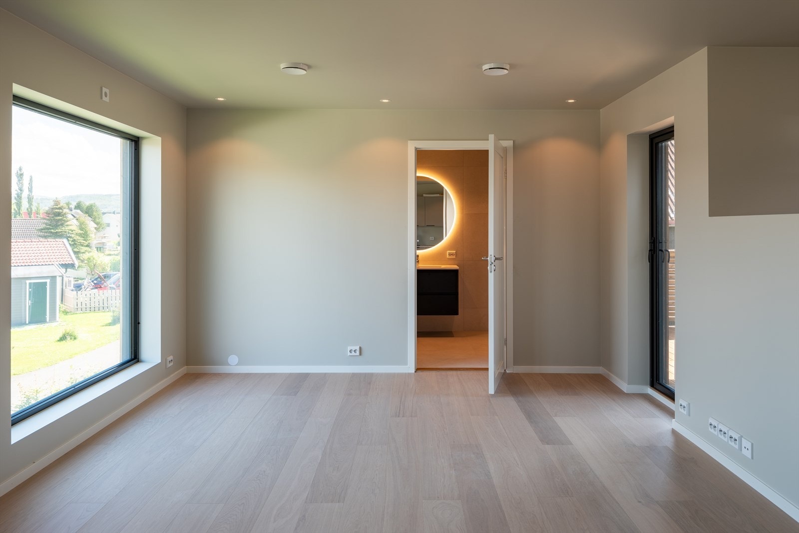 Den åpne stue- og kjøkkenløsningen måler 24 m² og gir flere gode møbleringsmuligheter. Galleribilde