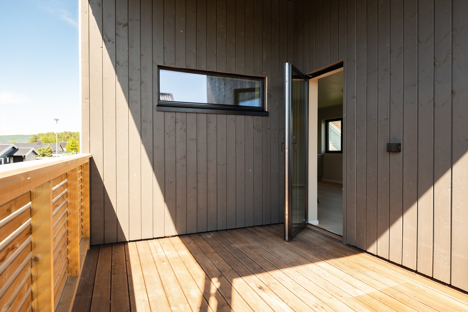 Balkongen måler hele 10 m² og har rikelig med plass til både sofagruppe, grill og annet ønsket utemøblement. Galleribilde