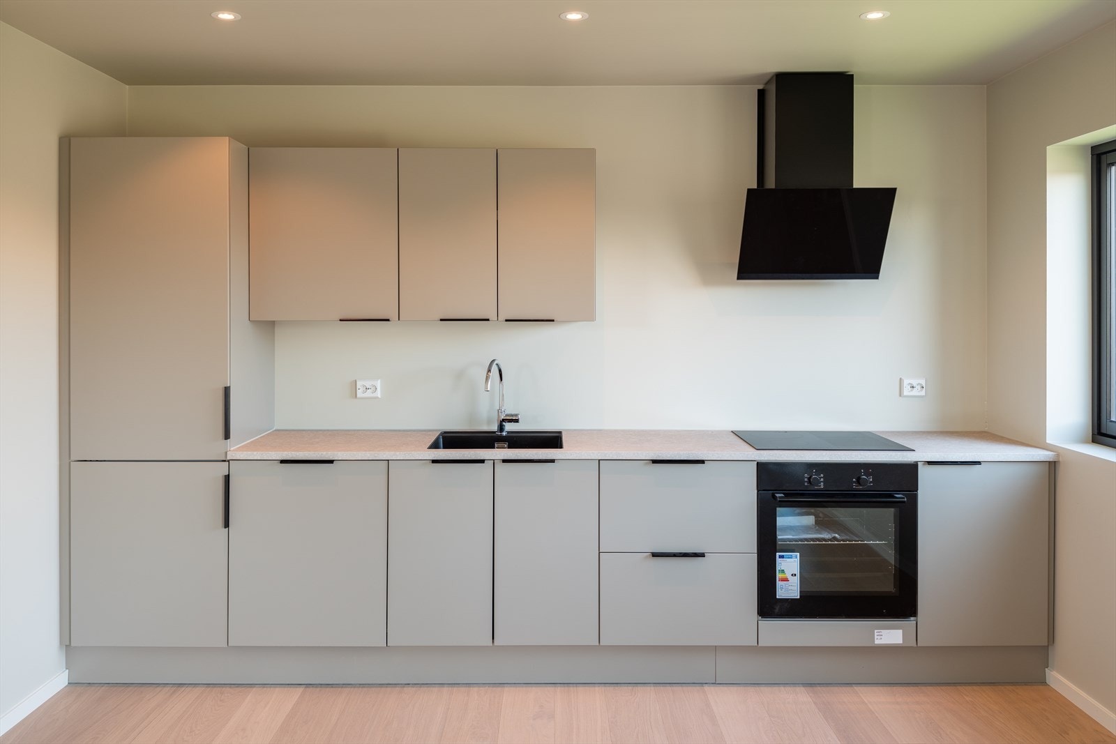 Stilrent og moderne kjøkken levert av kvalitetsleverandøren JKE, med helintegrerte hvitevarer som kombiskap, stekeovn, oppvaskmaskin og induksjonstopp. Galleribilde