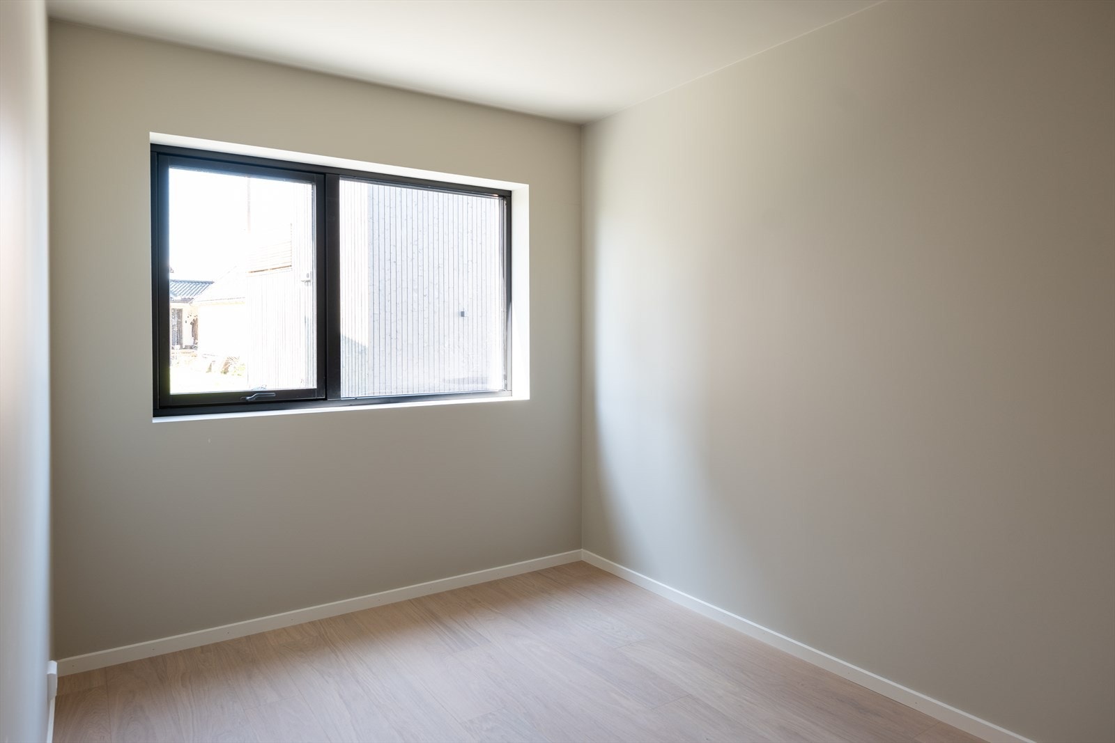 Hovedsoverommet er på 9 m² med plass til dobbeltseng og garderobeløsning. Galleribilde