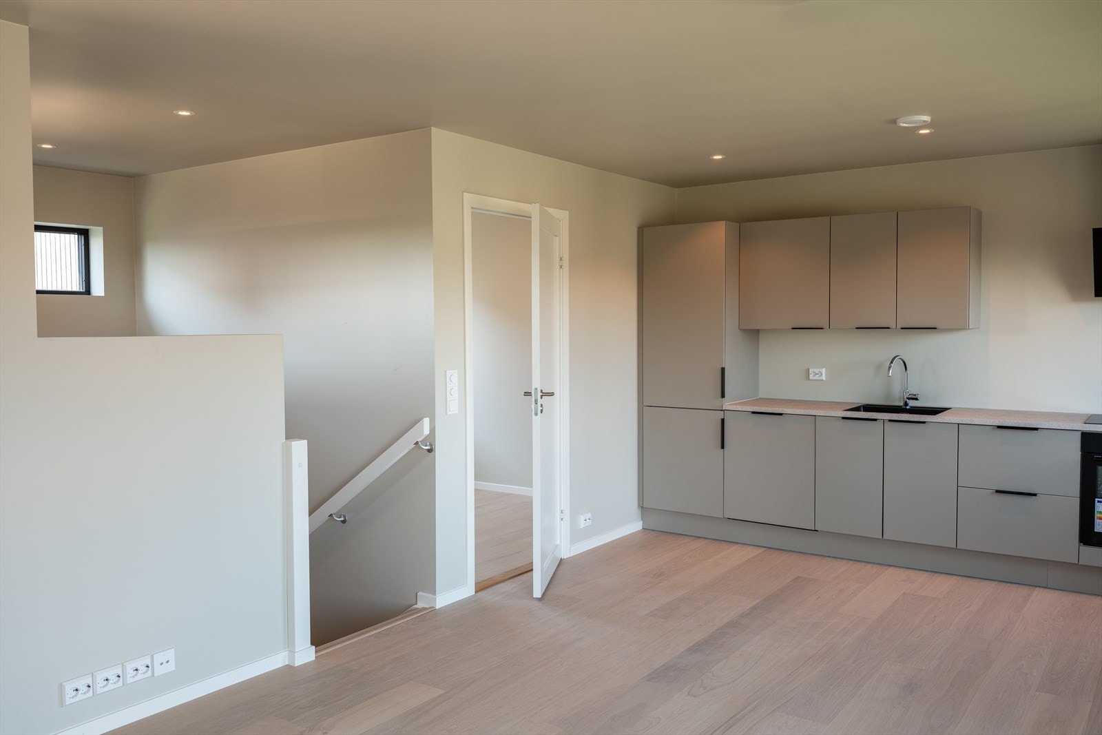 I overetasjen finner man også ett av to soverom i hoveddelen. Galleribilde