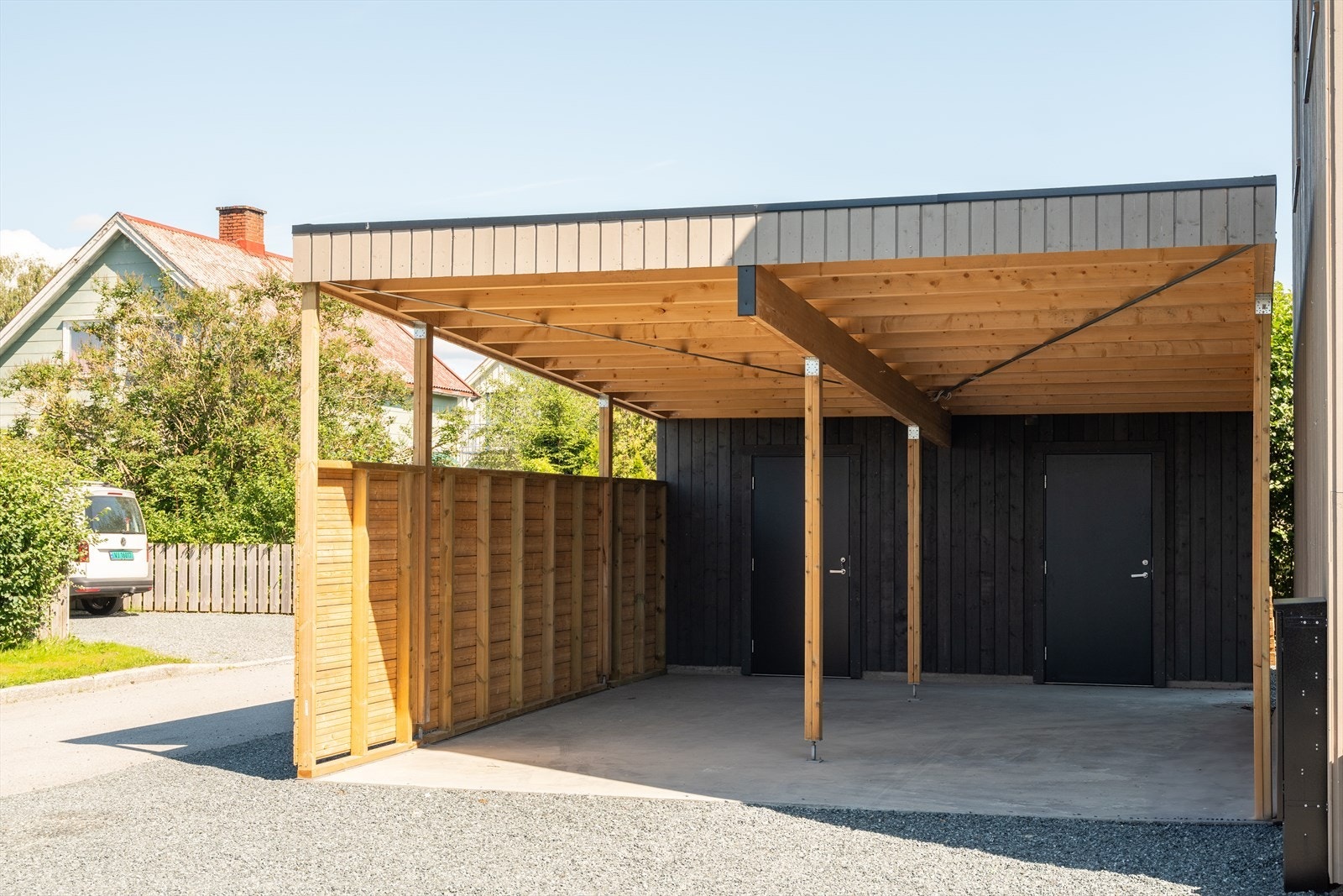 I tillegg disponerer man egen parkeringsplass i felles carport, hvor det er lagt opp trekkrør for eventuell ladeboks. I bakkant finner du også en egen bod på 5 m². Galleribilde