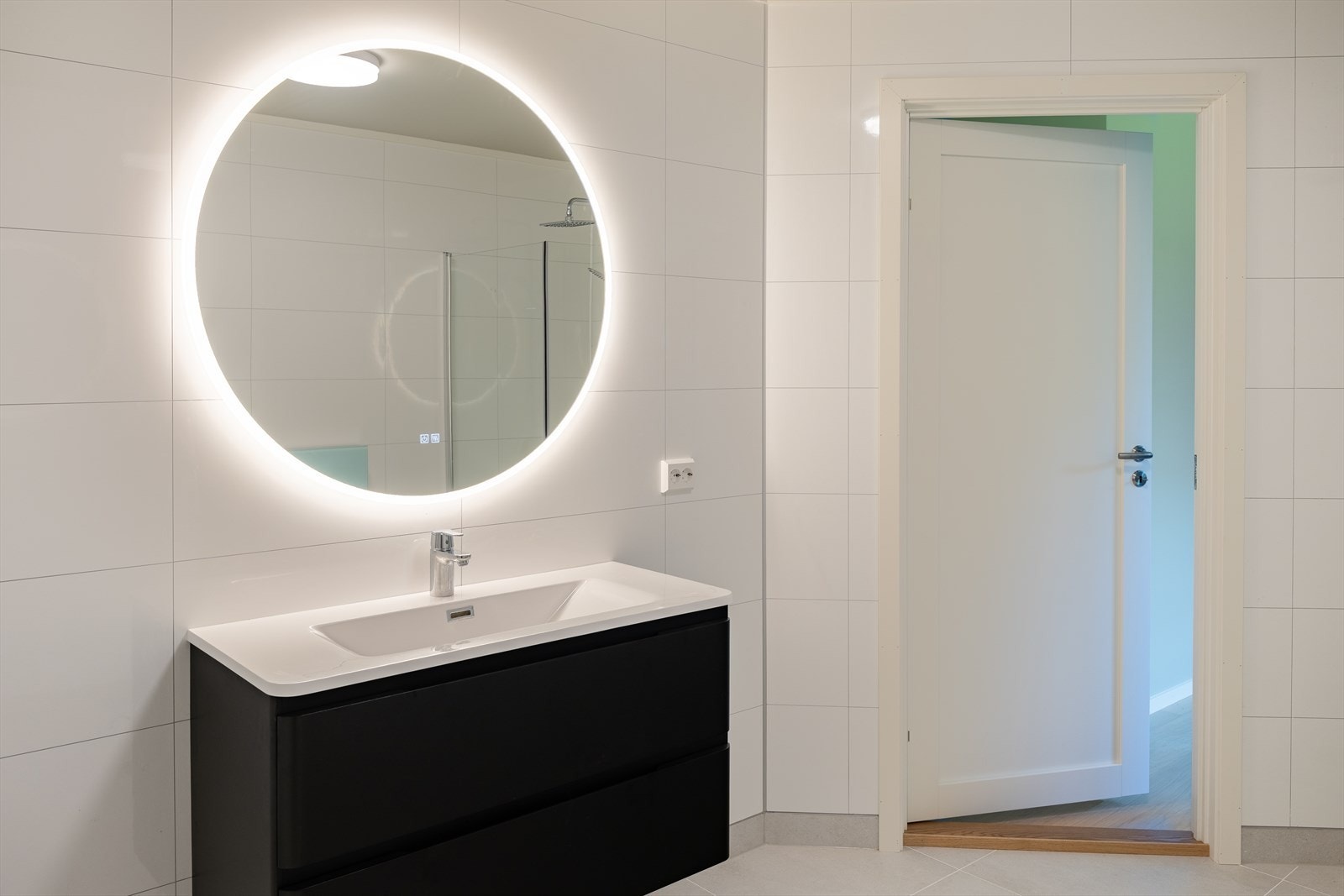 Også i hybel er det påkostet et pent og flislagt bad, med gjennomgående pen stand. Galleribilde