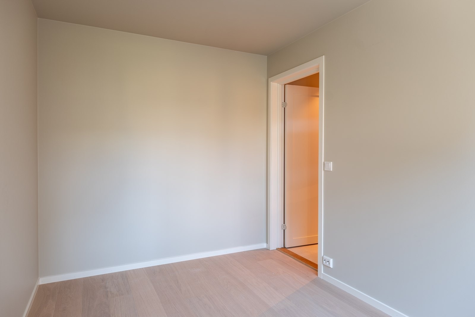 Hovedsoverom har praktisk adkomst fra gang i 1. etasje. Galleribilde