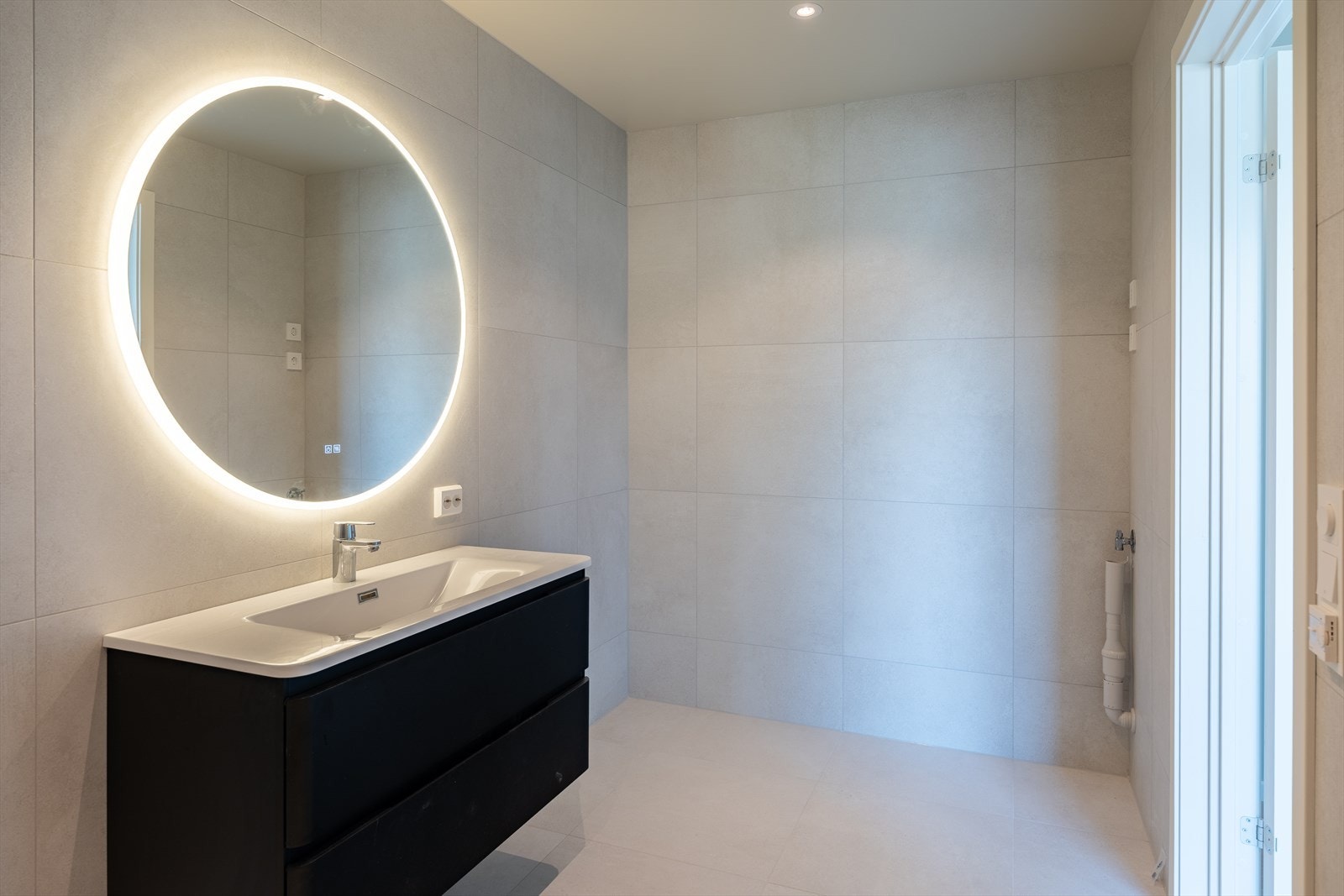 Badet har selvsagt opplegg for vaskemaskin og behagelig gulvvarme. Galleribilde