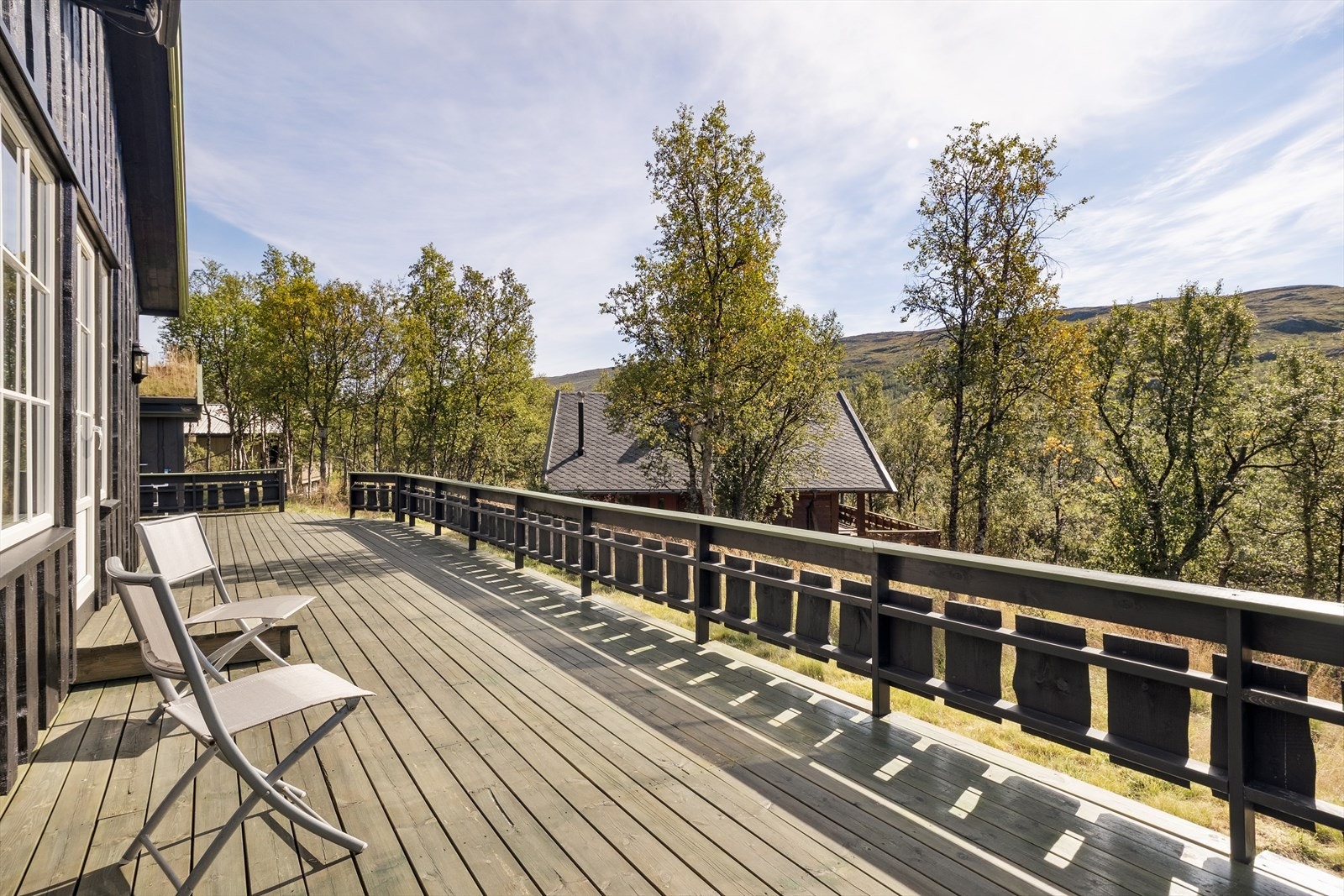 Rundt hytta finn du ein stor og solrik terrasse på heile 65 kvm, her er det rikeleg med plass til møblering av forskjellige utemøblar. Galleribilde