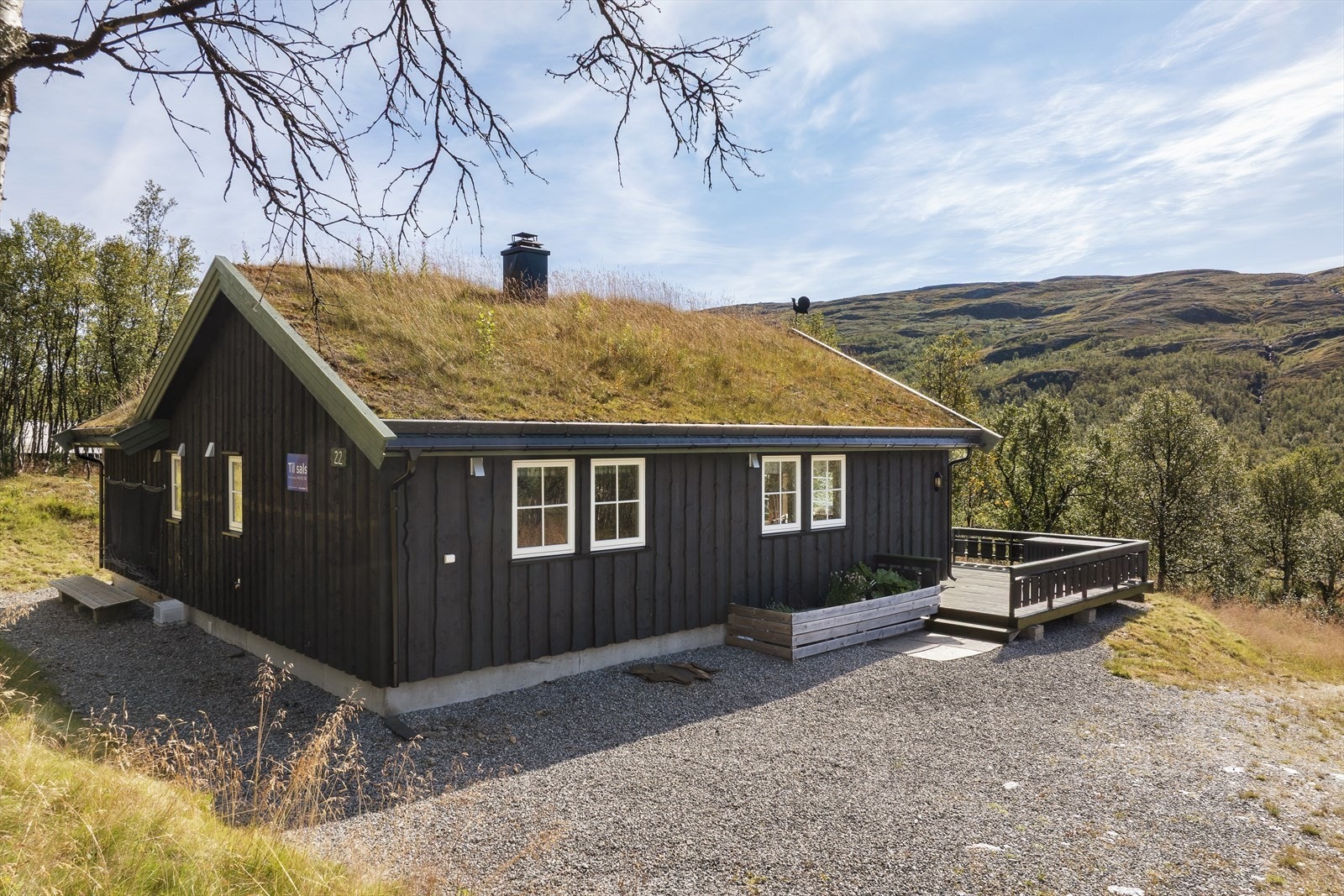 Det er tilkomst via grusveg heile vegen opp til hytta. Det er god plass til parkering av fleire bilar. Galleribilde