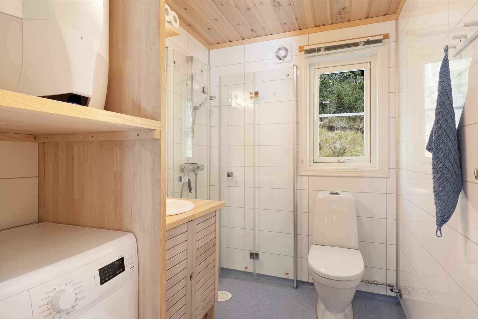 Det andre badet er praktisk innreia med toalett, dusjhjørne med infellbare dører og opplegg til vaskemaskin. Galleribilde