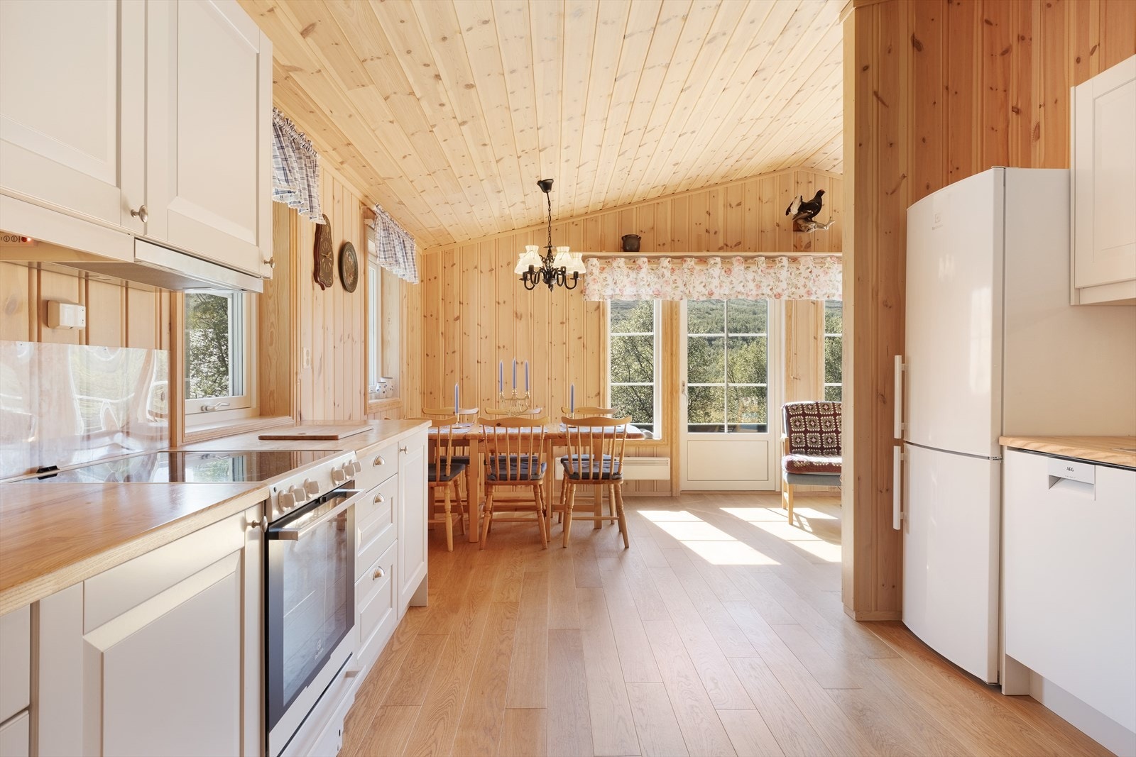 Lyst og fint kjøken med profilerte malte frontar og benkeplate i heiltre. Galleribilde