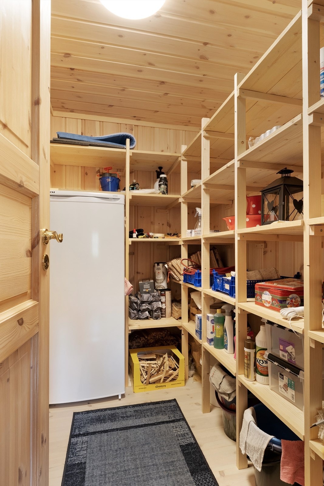 Praktisk bod med mykje oppbevaringsplass. Galleribilde