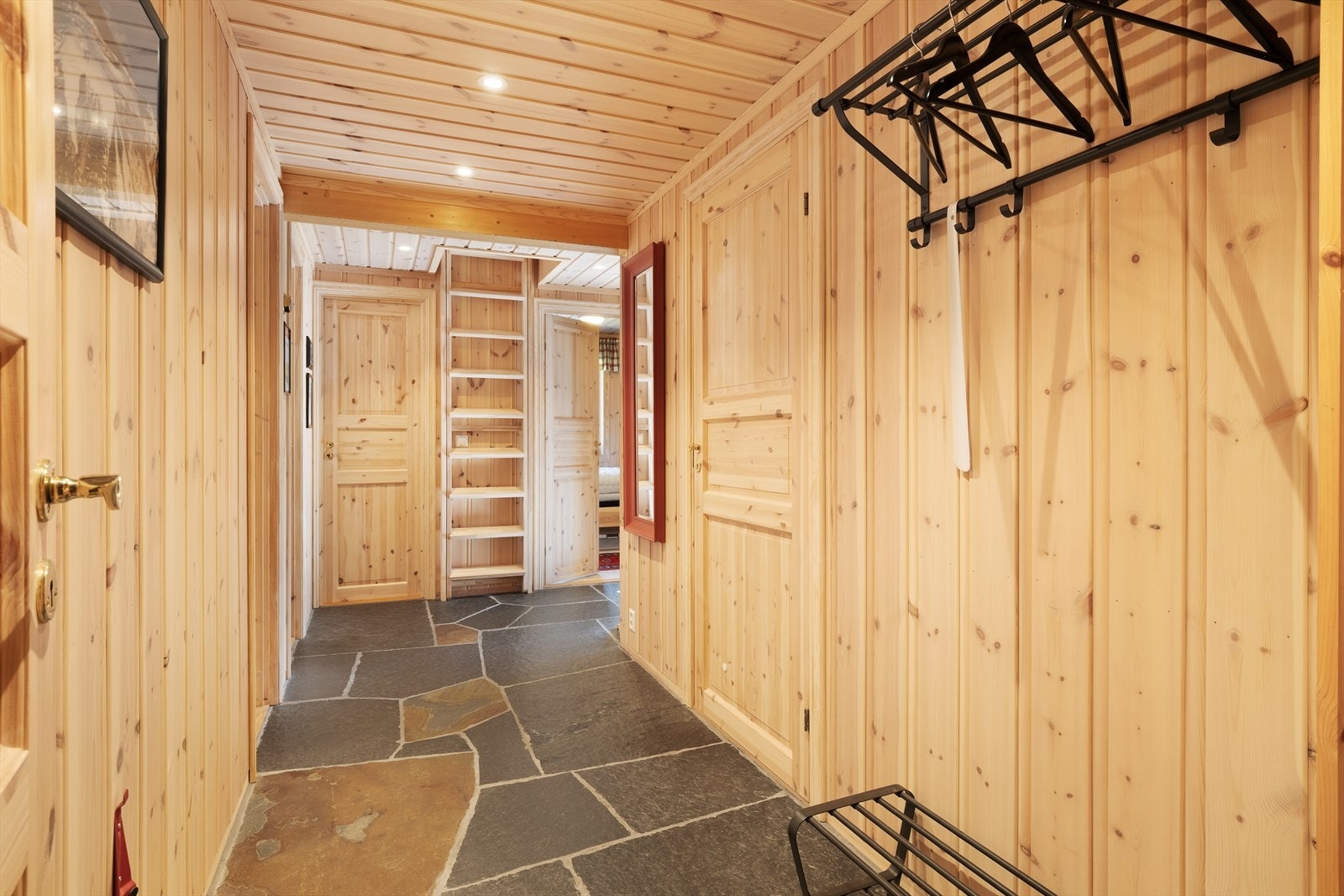 Velkommen inn - Entré med plass til å sette frå seg sko og henge frå seg yttertøy. Galleribilde