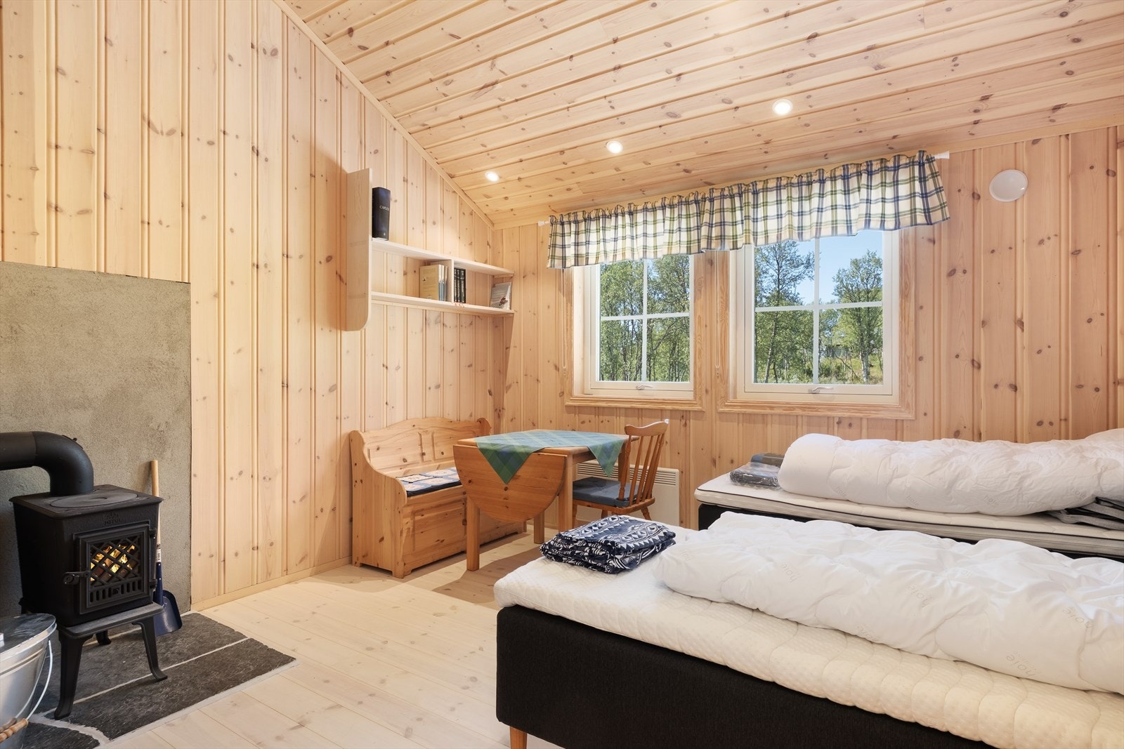 Hovudsoverommet har god takhøgd samt spottar i tak. Her er og ein vedomn som gir god varme på kalde dagar. Galleribilde