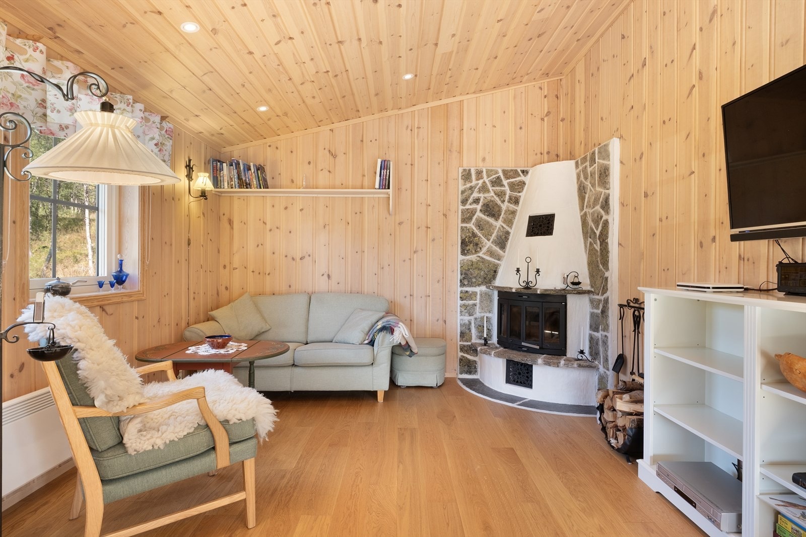 Her er god plass til møblering av forskjellige sittesoner. Som varmekjelde i stova er det vedomn og panelomnar. Galleribilde