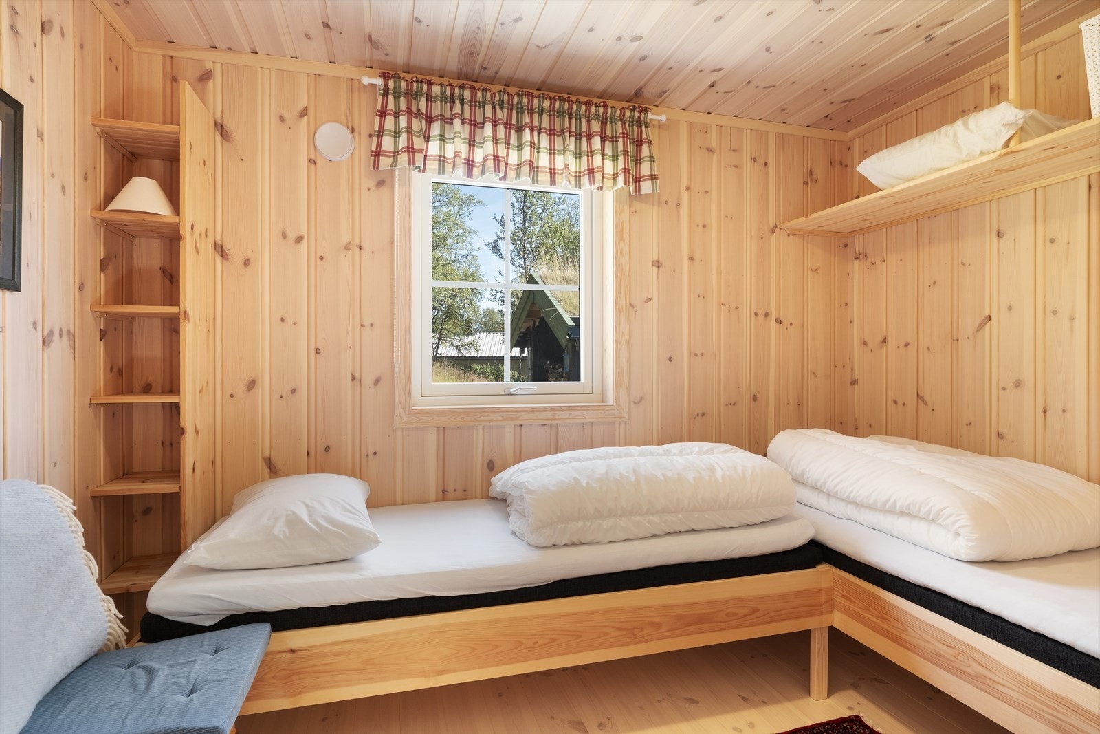 På soveromma er det plassbygde senger og hyller som gir god lagringsplass til det ein måtte ønskje. Galleribilde