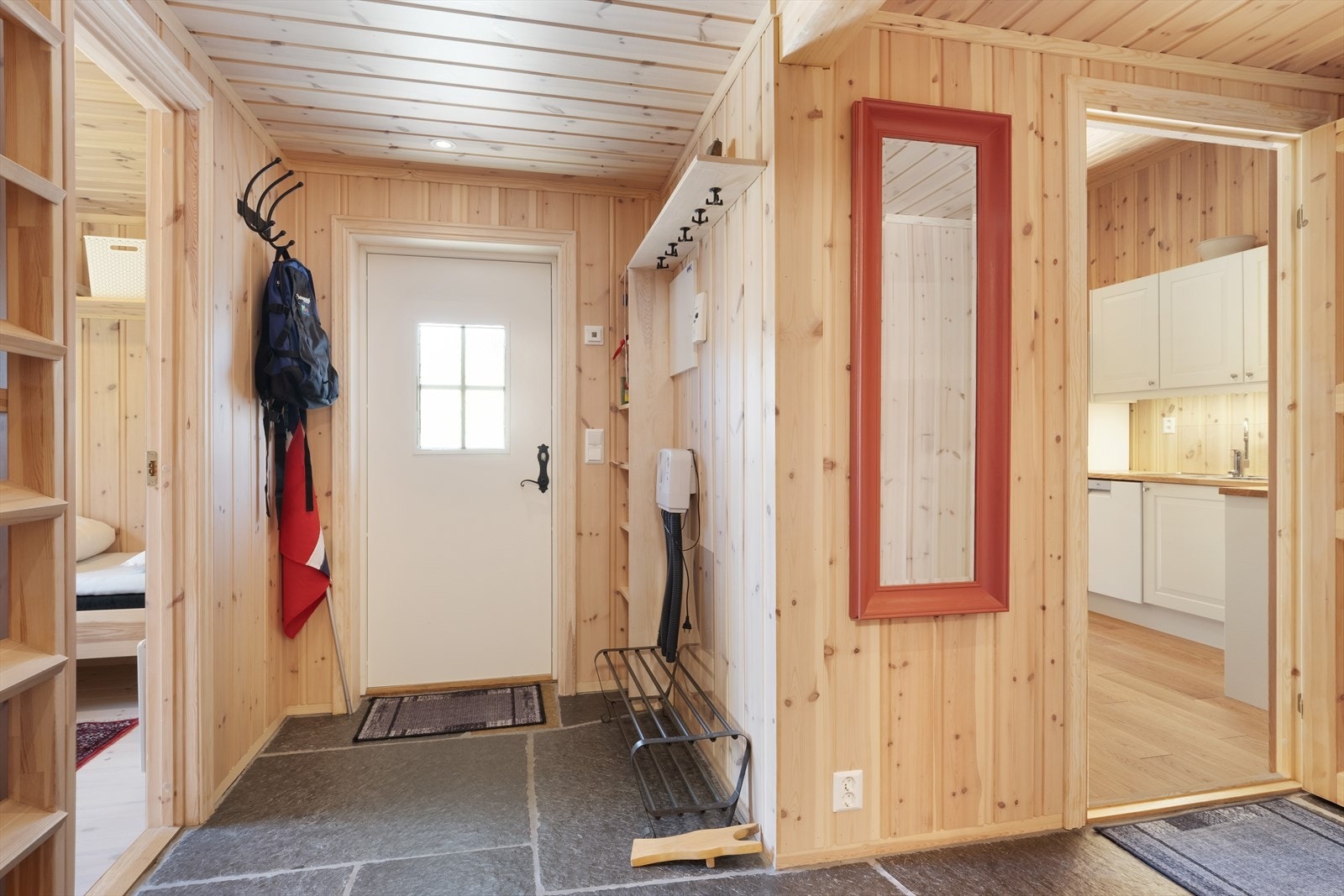 I entré/gang er det lagt skifer på golv og på veggane er det furupanel. Galleribilde